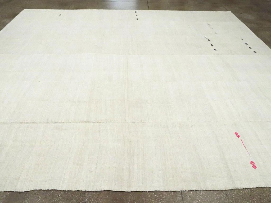 Natural White Mid-20th Century Turkish Flat-Weave Kilim Large Room Size Carpet For Sale 1