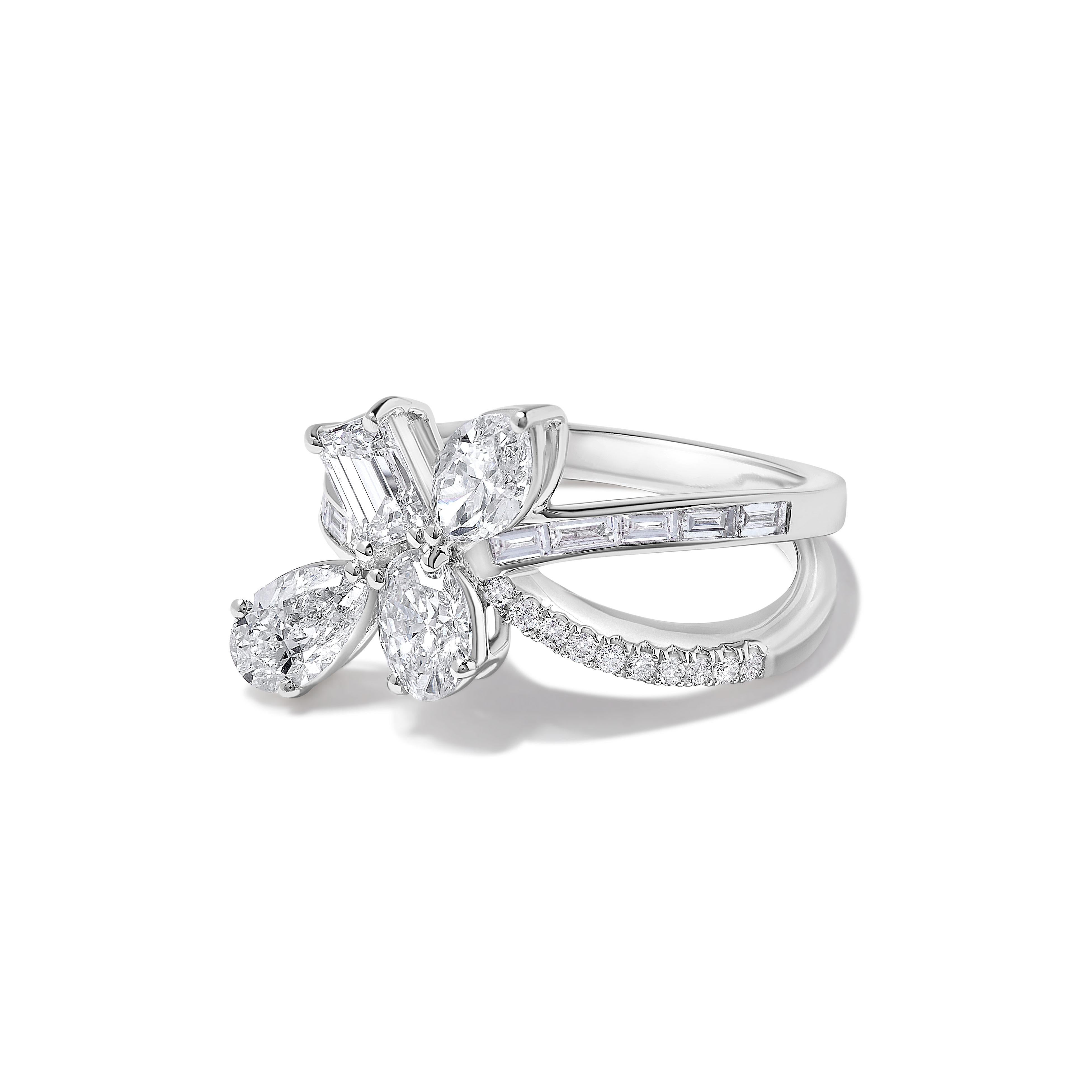 Der schöne Diamantring von RareGemWorld. In einer wunderschönen Fassung aus 18 Karat Weißgold mit einem weißen Naturdiamanten im Marquise-Schliff, einem weißen Naturdiamanten im Smaragd-Schliff, einem weißen Naturdiamanten im Prinzessinnen-Schliff