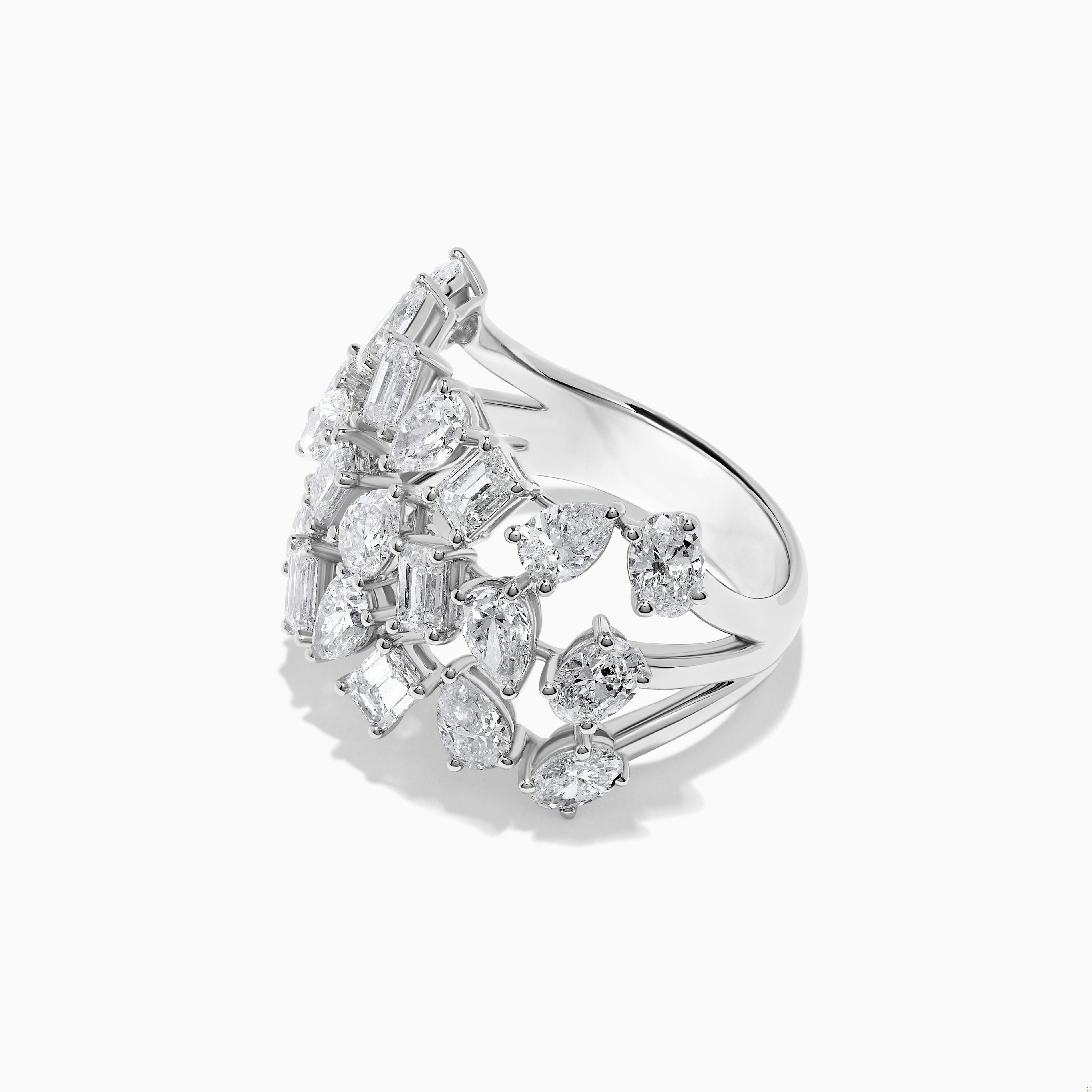 Der faszinierende Diamantring von RareGemWorld. Eingefasst in eine wunderschöne Fassung aus 18 Karat Weißgold mit natürlichen weißen Diamanten im Smaragdschliff, natürlichen weißen Diamanten im Birnenschliff und natürlichen weißen Diamanten im
