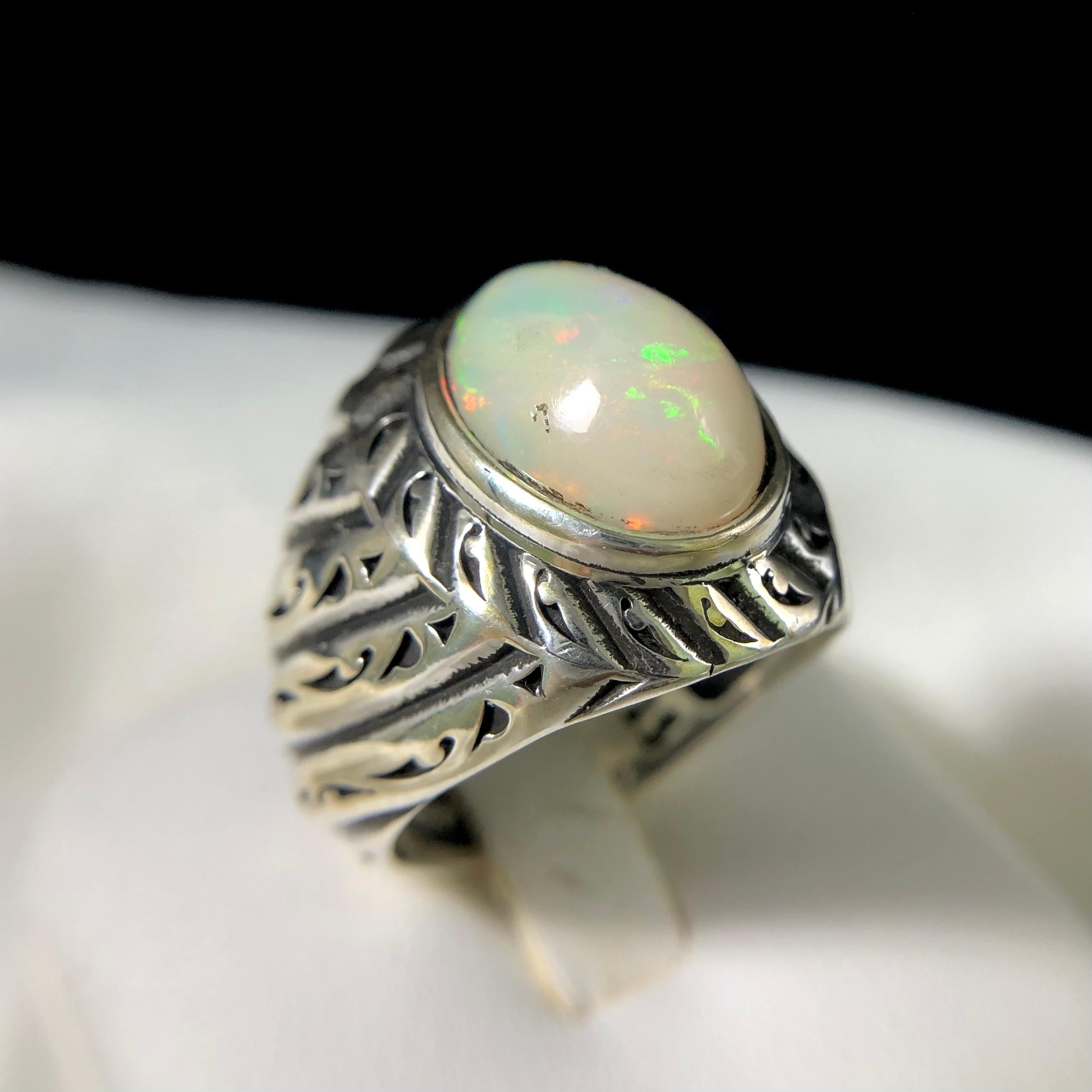 Elegante anello d'argento con opale bianco naturale fatto a mano con giochi di colori in un magnifico design!!!

💎 TIPO DI GEMMA: Opale
⚖️ PESO: 12,79 grammi
🪚 FORMA E TAGLIO: Taglio cabochon
💍 MISURA DELL'ANELLO (US): 9.5
🌈 COLORE: Mezzo bianco