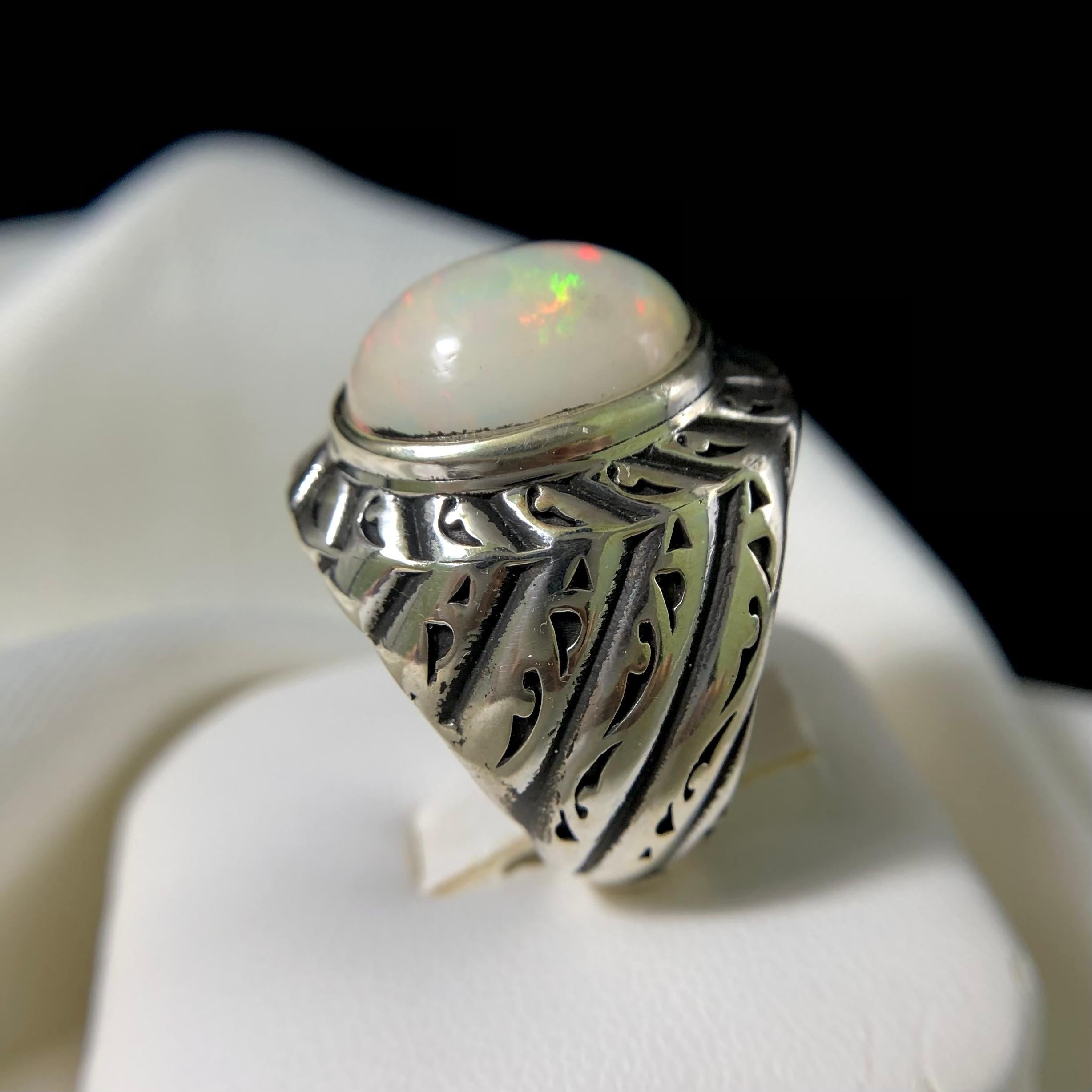 Anello in argento 925 opale bianco naturale fatto a mano pieno di fuoco misura 9,5 In condizioni Nuovo in vendita a Peshawar, PK