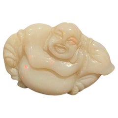 Natürlicher weißer Opal Lachender Buddha „Budai“ Schnitzerei. 35 mm x 25 mm.