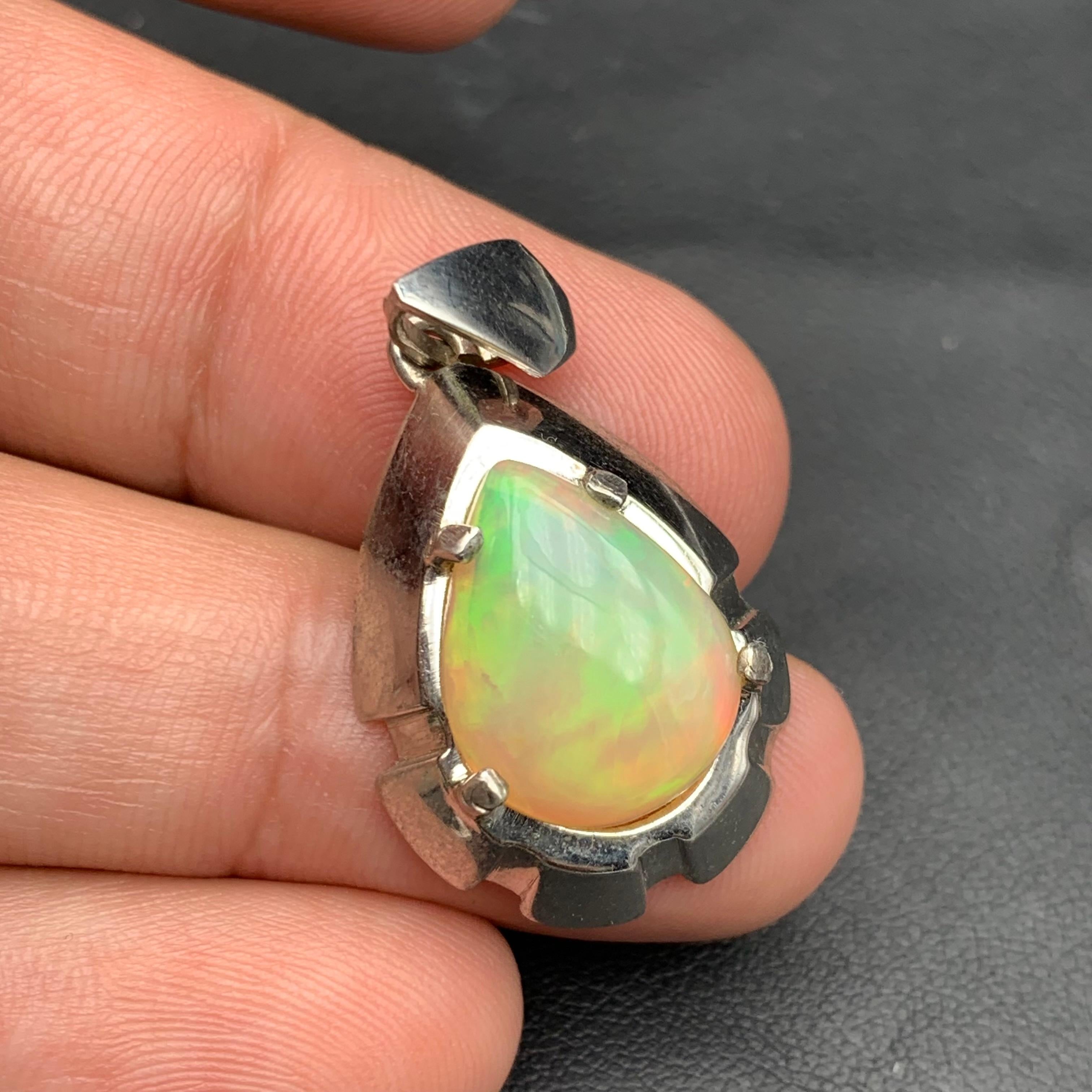 Ciondolo di opale bianco naturale in argento Sterling 925 - Fatto a mano con giochi di colore in vendita 4