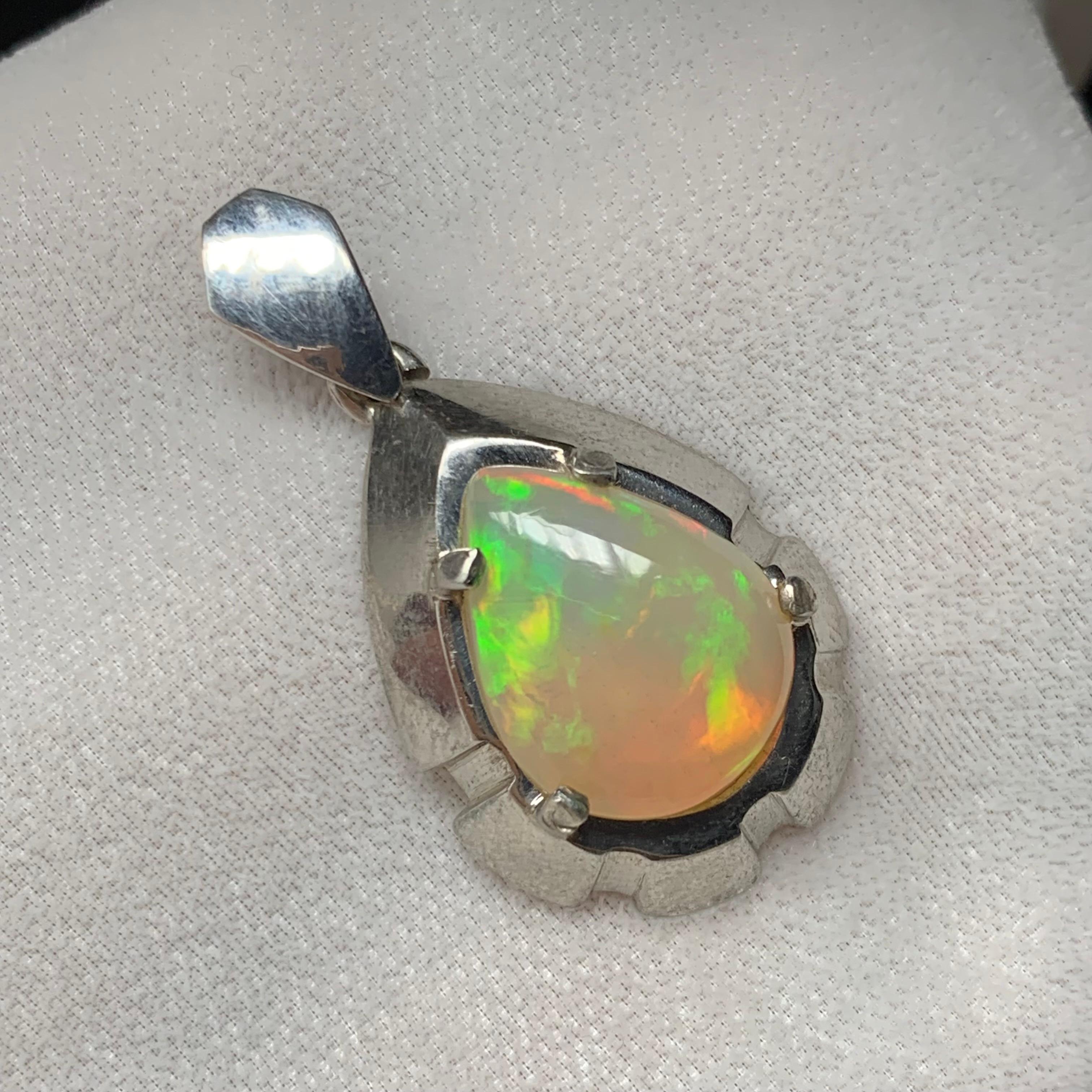 Ciondolo di opale bianco naturale in argento Sterling 925 - Fatto a mano con giochi di colore in vendita 5