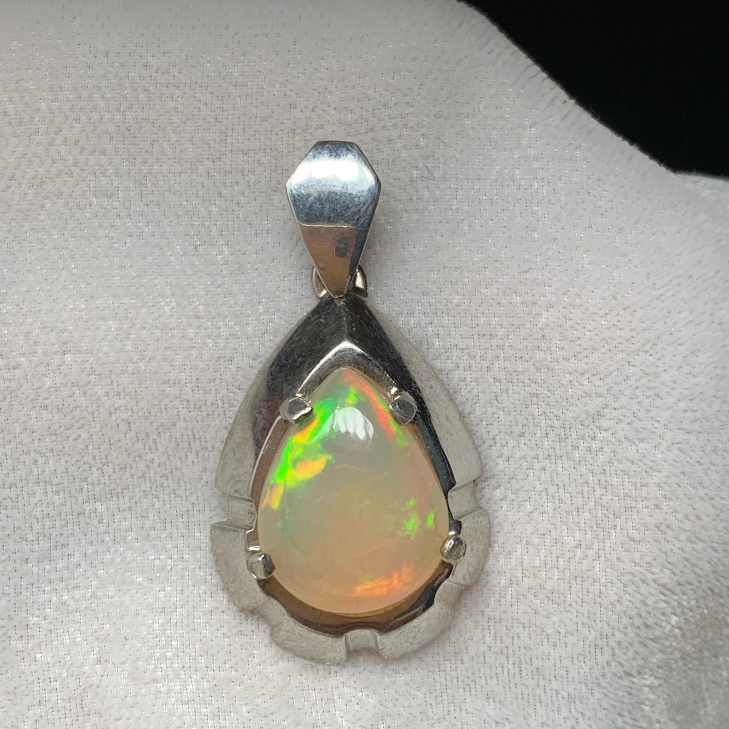 Ciondolo di opale bianco naturale in argento Sterling 925 - Fatto a mano con giochi di colore in vendita 7