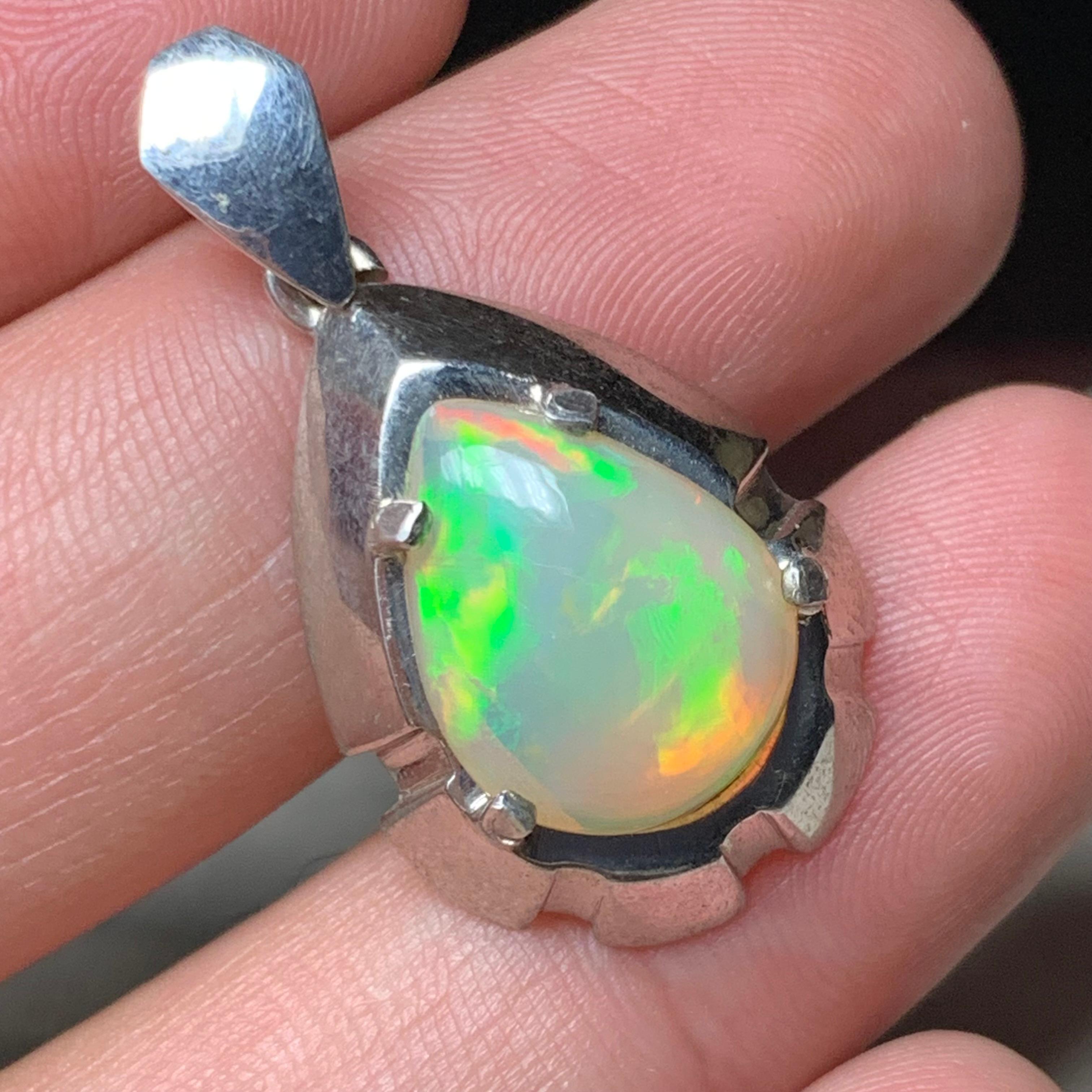 Ciondolo di Opale Bianco Naturale Premium in Argento Sterling 925 - Ciondolo di Opale fatto a mano di alta qualità con intensi giochi di colore.

💎 TIPO DI GEMMA: Opale 
⚖️  PESO DELL'ANELLO: 4,52 grammi
💎  DIMENSIONE DELLA PIETRA: 15,68 x 12,26