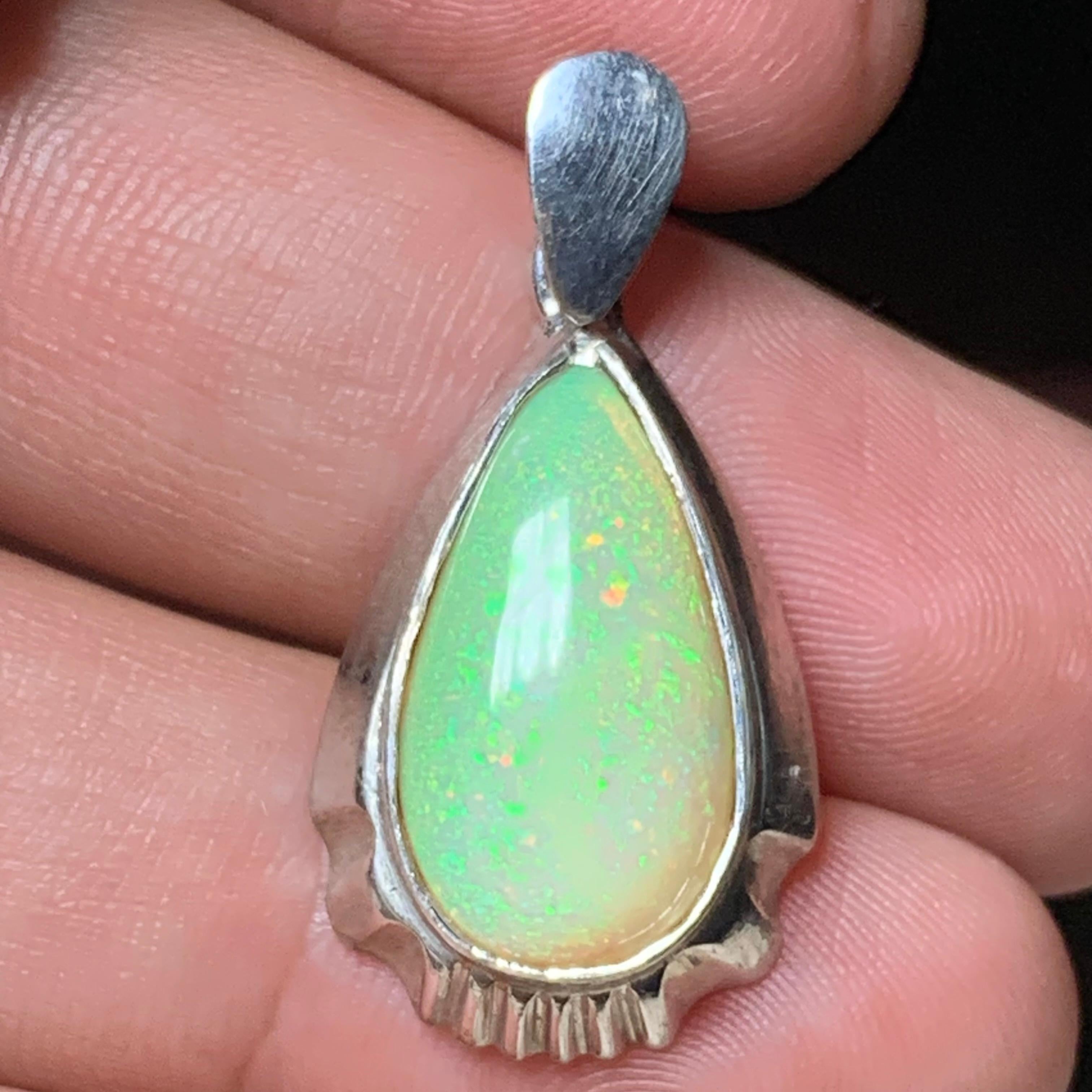 Modernista Natural White Opal Pendant in 925 Sterling Silver – Handmade with Play of Color in vendita
