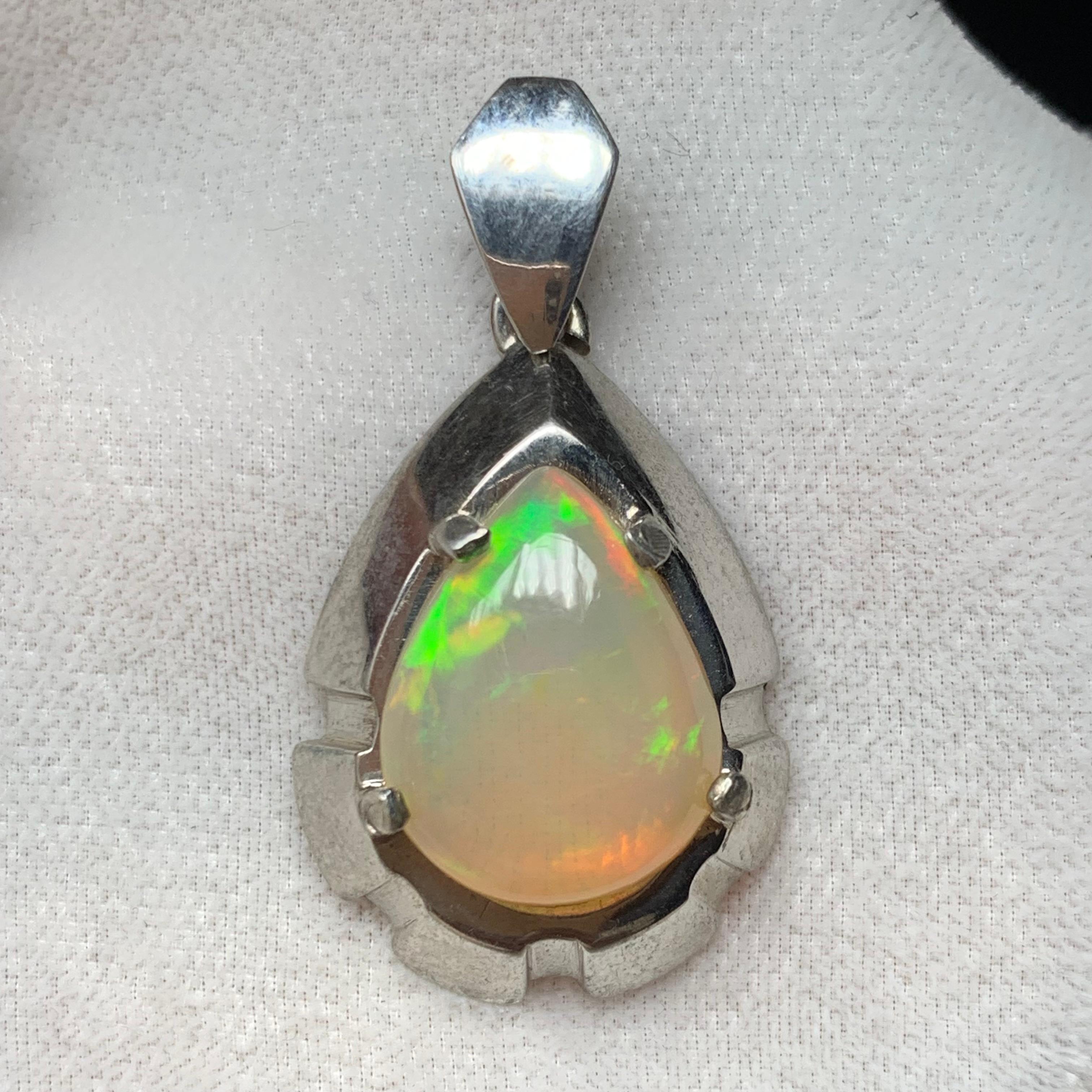 Cabochon Ciondolo di opale bianco naturale in argento Sterling 925 - Fatto a mano con giochi di colore in vendita