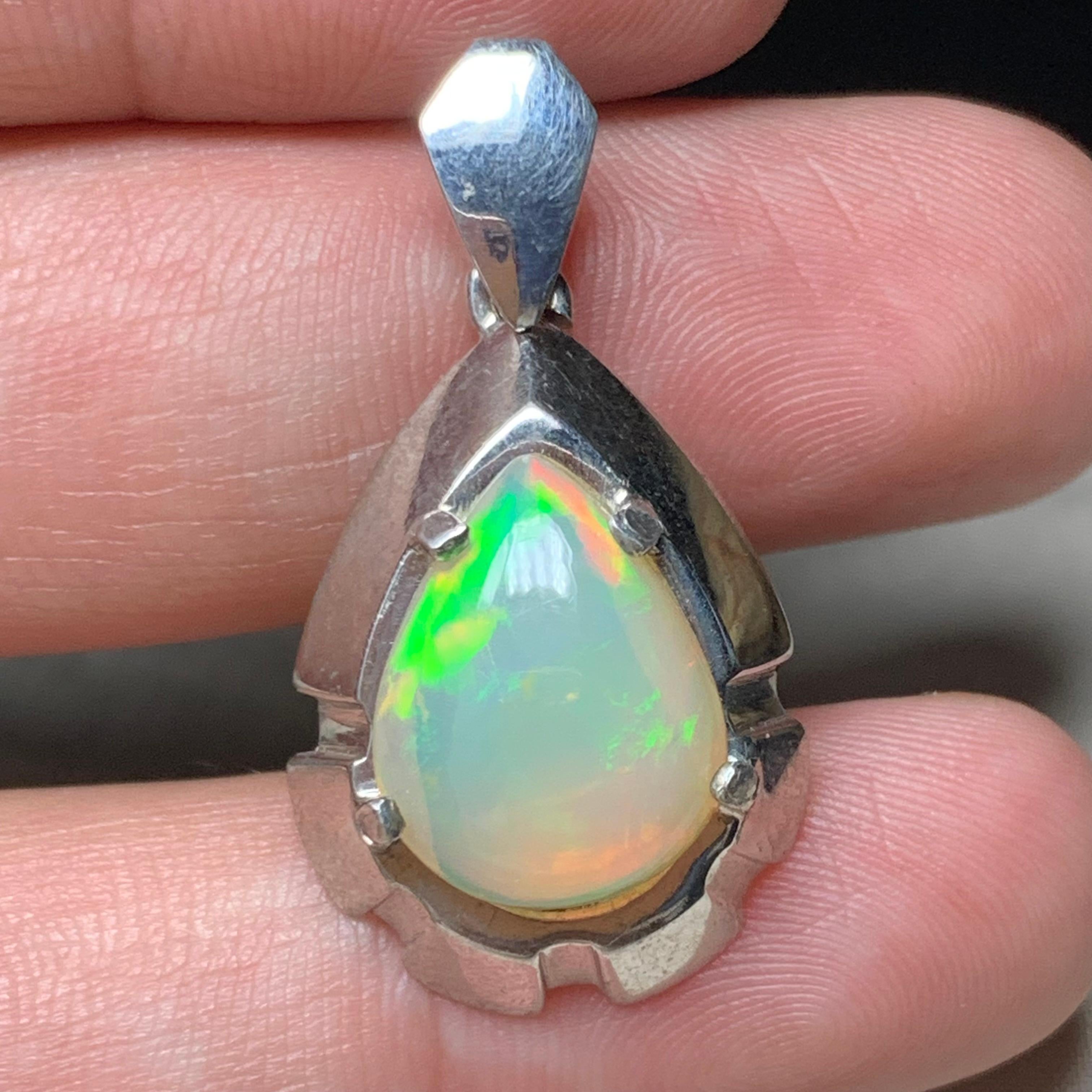 Ciondolo di opale bianco naturale in argento Sterling 925 - Fatto a mano con giochi di colore In condizioni Nuovo in vendita a Peshawar, PK