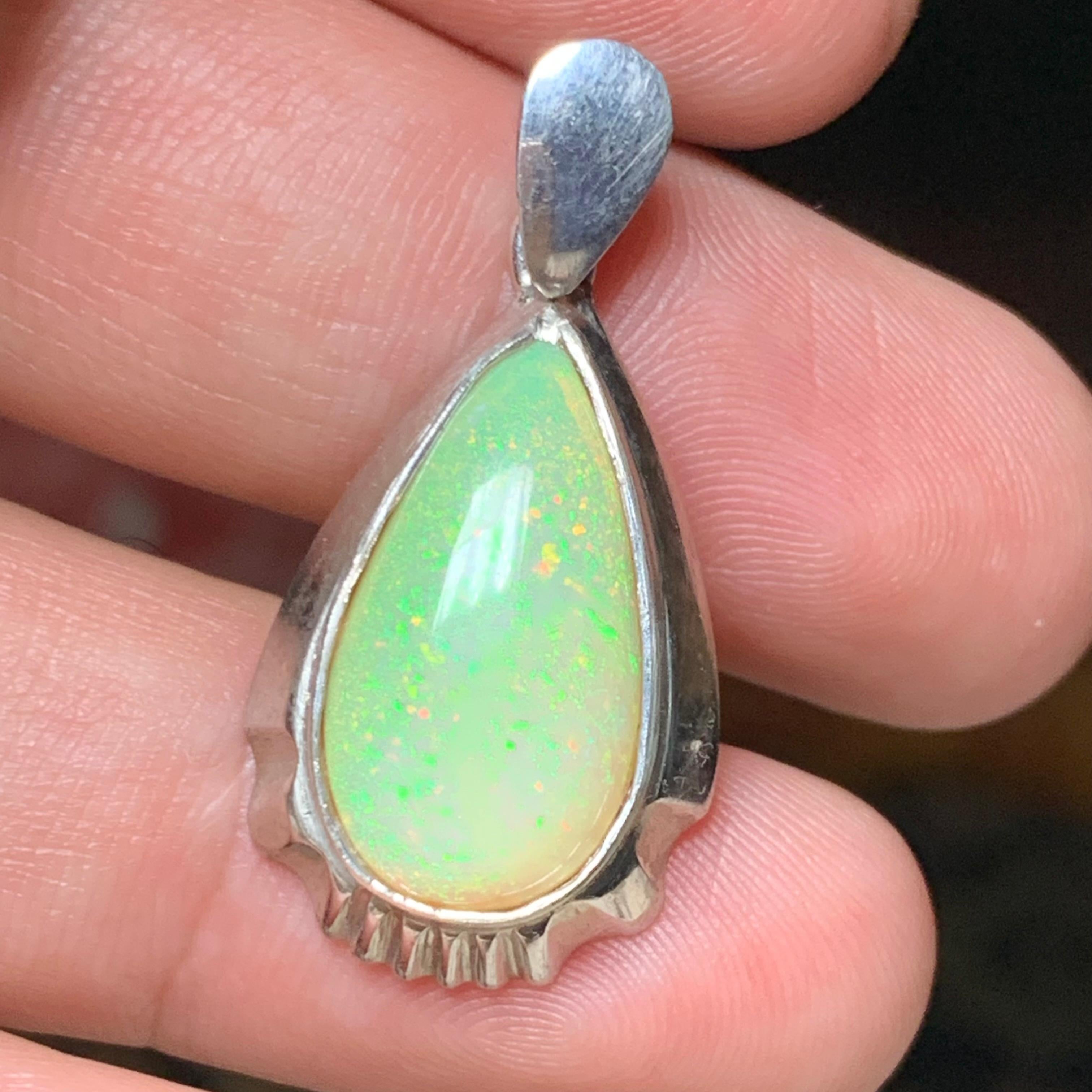 Natural White Opal Pendant in 925 Sterling Silver – Handmade with Play of Color In condizioni Nuovo in vendita a Peshawar, PK