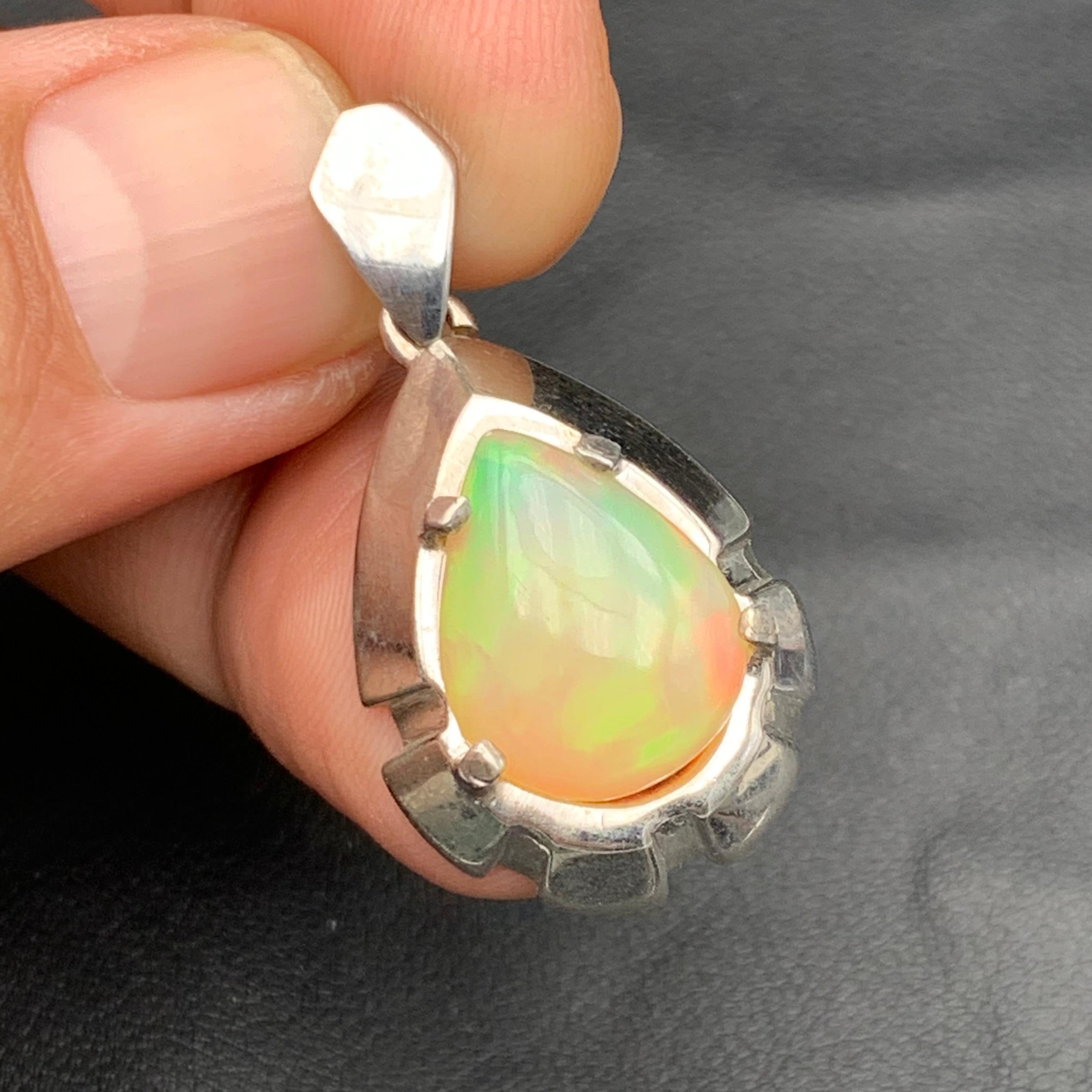 Donna Ciondolo di opale bianco naturale in argento Sterling 925 - Fatto a mano con giochi di colore in vendita