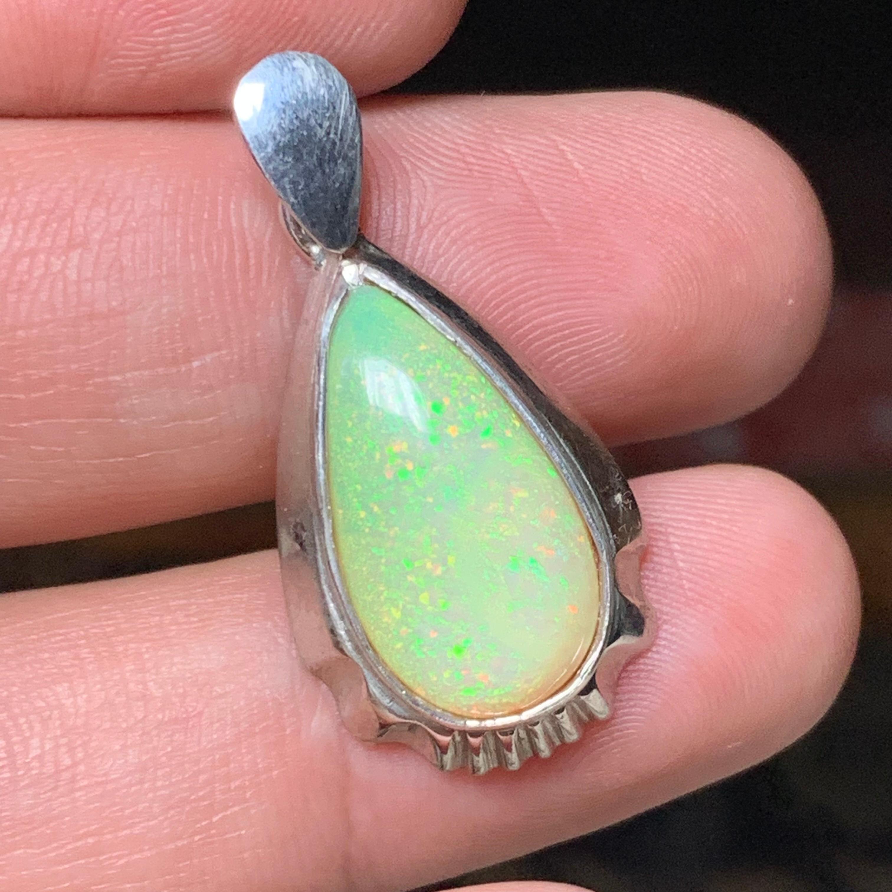 Donna Natural White Opal Pendant in 925 Sterling Silver – Handmade with Play of Color in vendita
