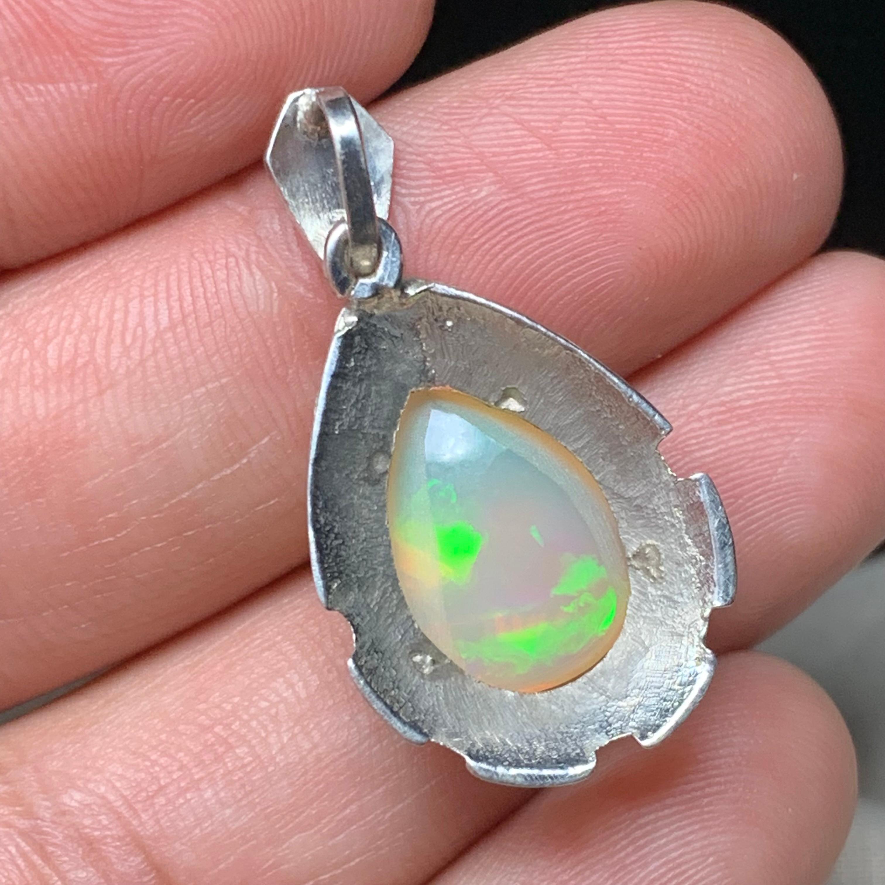 Ciondolo di opale bianco naturale in argento Sterling 925 - Fatto a mano con giochi di colore in vendita 1