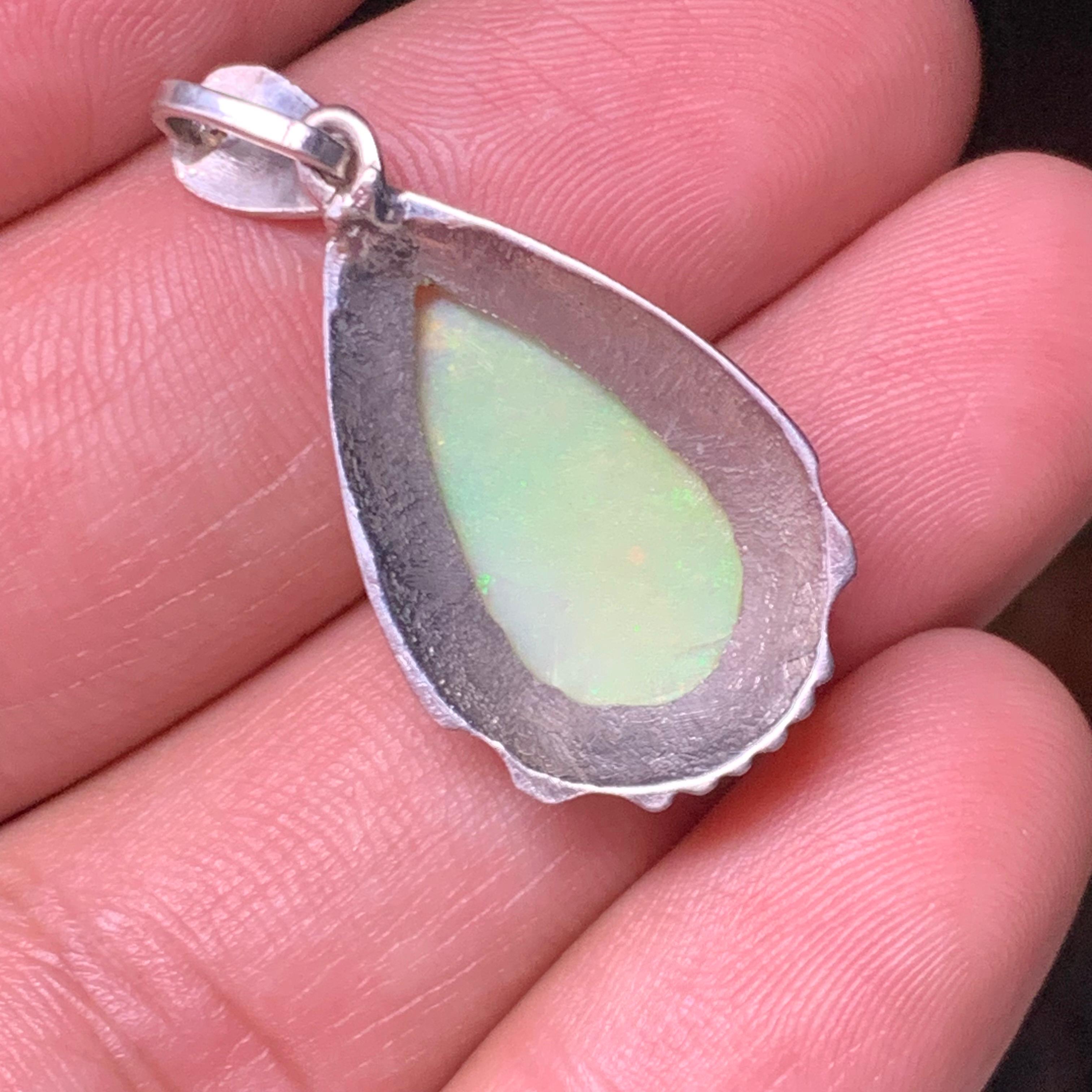 Natural White Opal Pendant in 925 Sterling Silver – Handmade with Play of Color in vendita 1