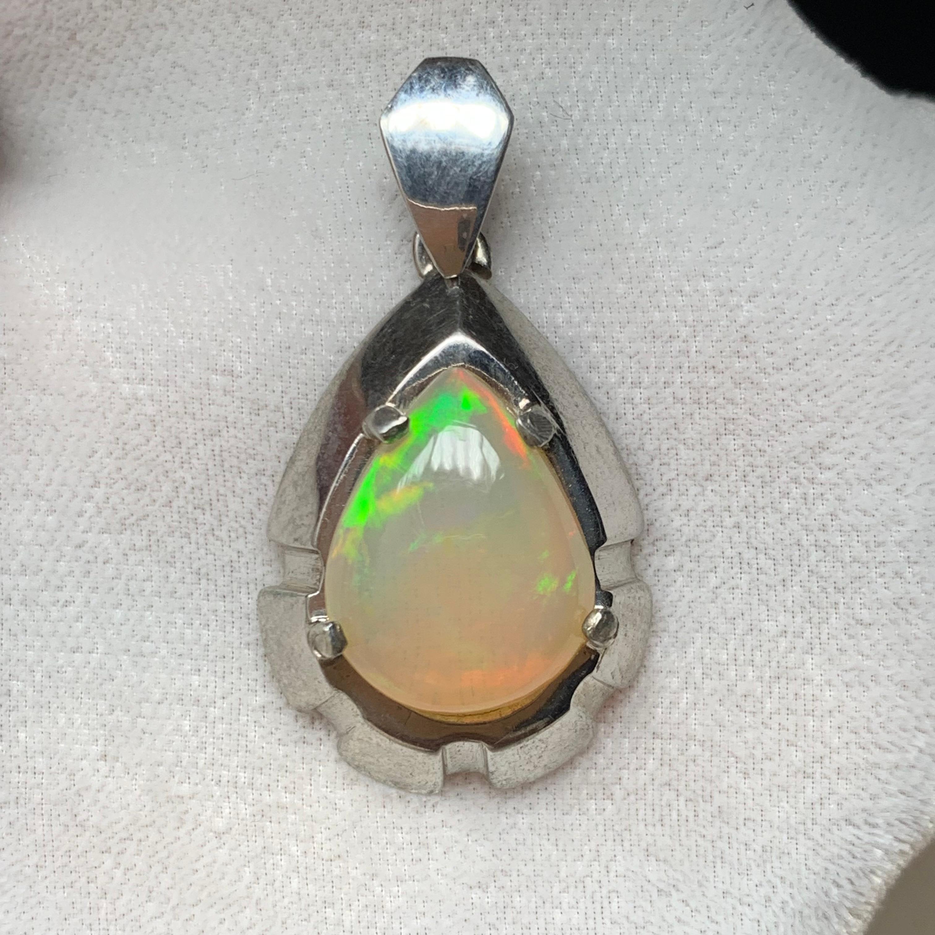 Ciondolo di opale bianco naturale in argento Sterling 925 - Fatto a mano con giochi di colore in vendita 2