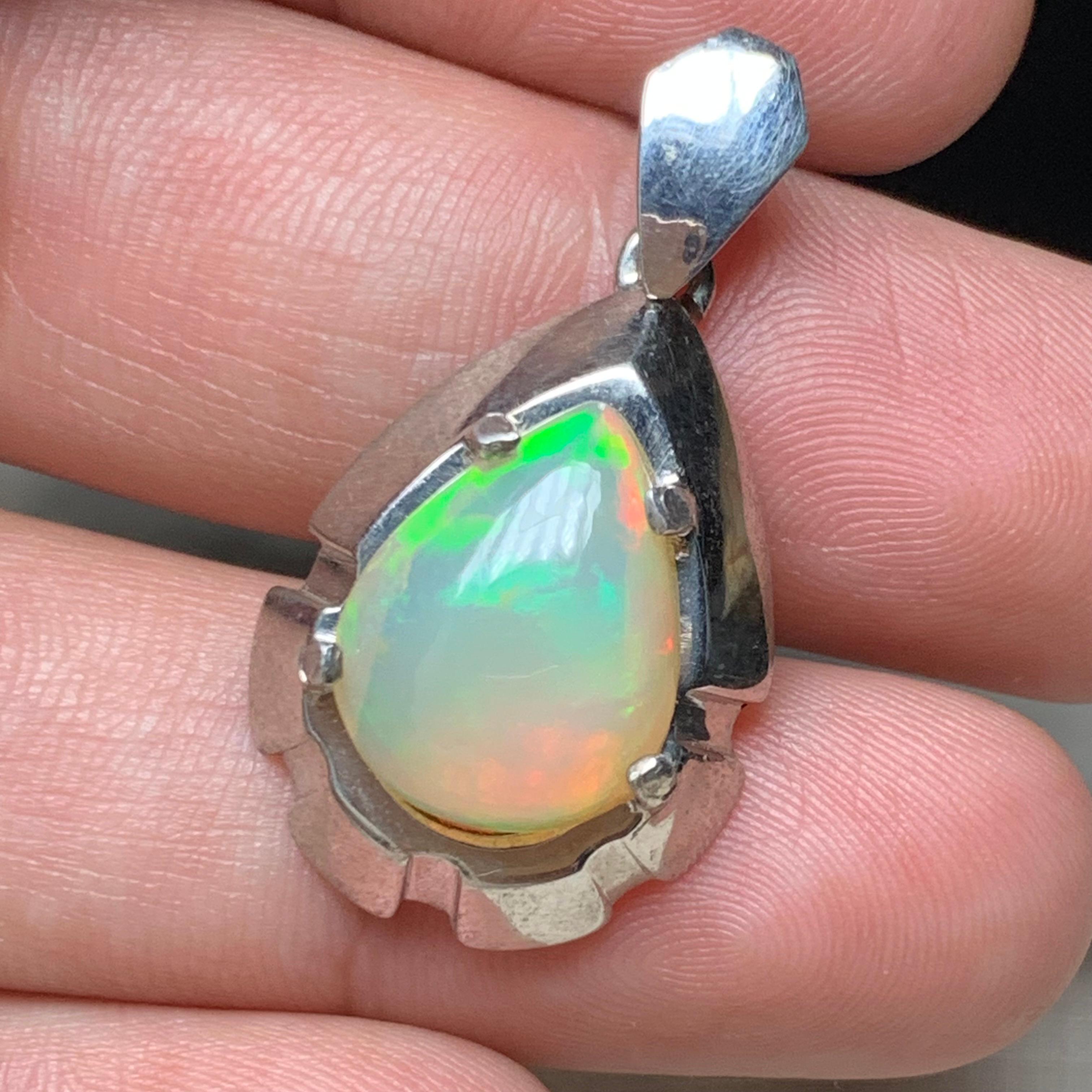 Ciondolo di opale bianco naturale in argento Sterling 925 - Fatto a mano con giochi di colore in vendita 3