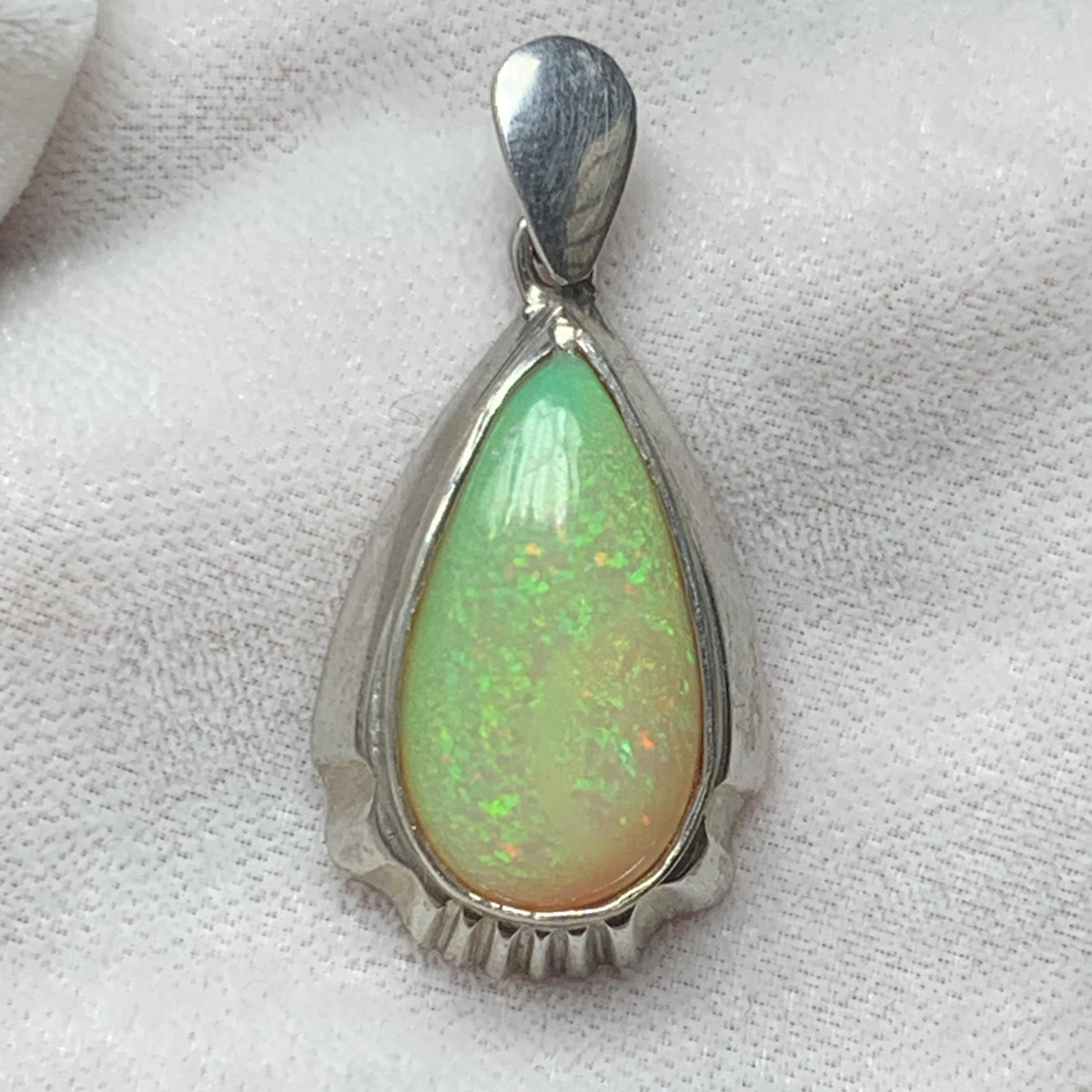 Natural White Opal Pendant in 925 Sterling Silver – Handmade with Play of Color in vendita 3