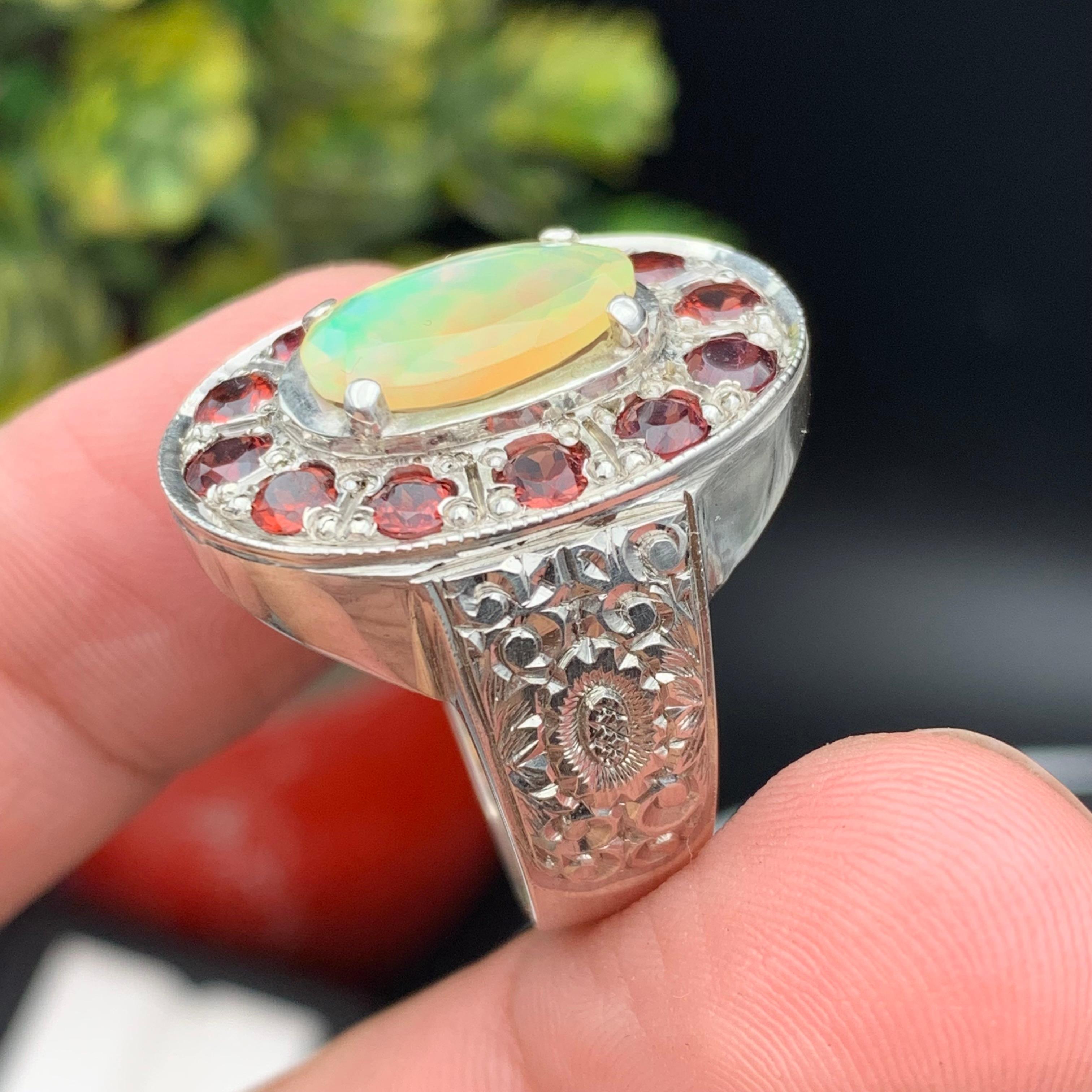 Artigiano Anello Cocktail con Opale Bianco Naturale e Granato Rosso - Realizzato a mano in Argento 925 in vendita