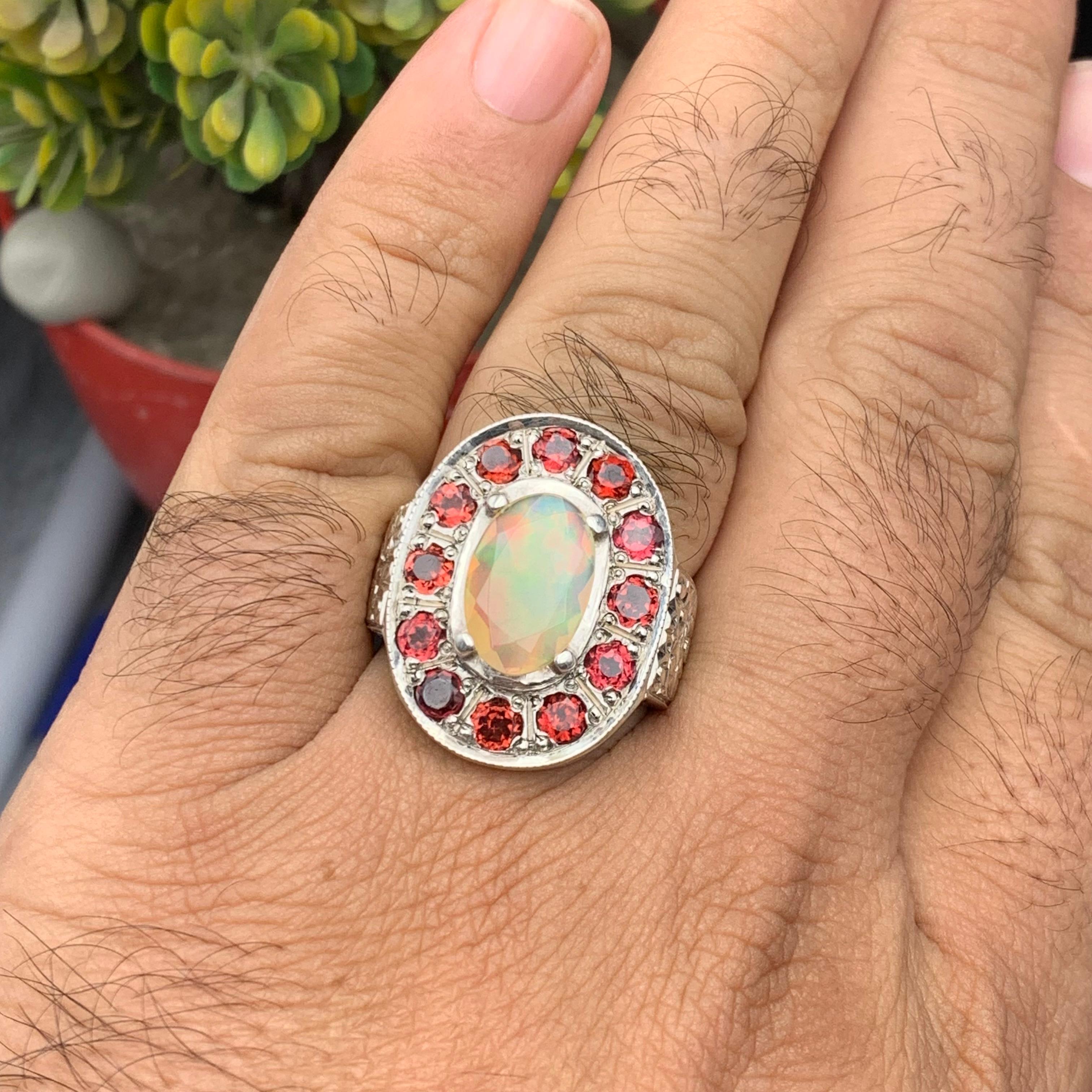 Cabochon Anello Cocktail con Opale Bianco Naturale e Granato Rosso - Realizzato a mano in Argento 925 in vendita