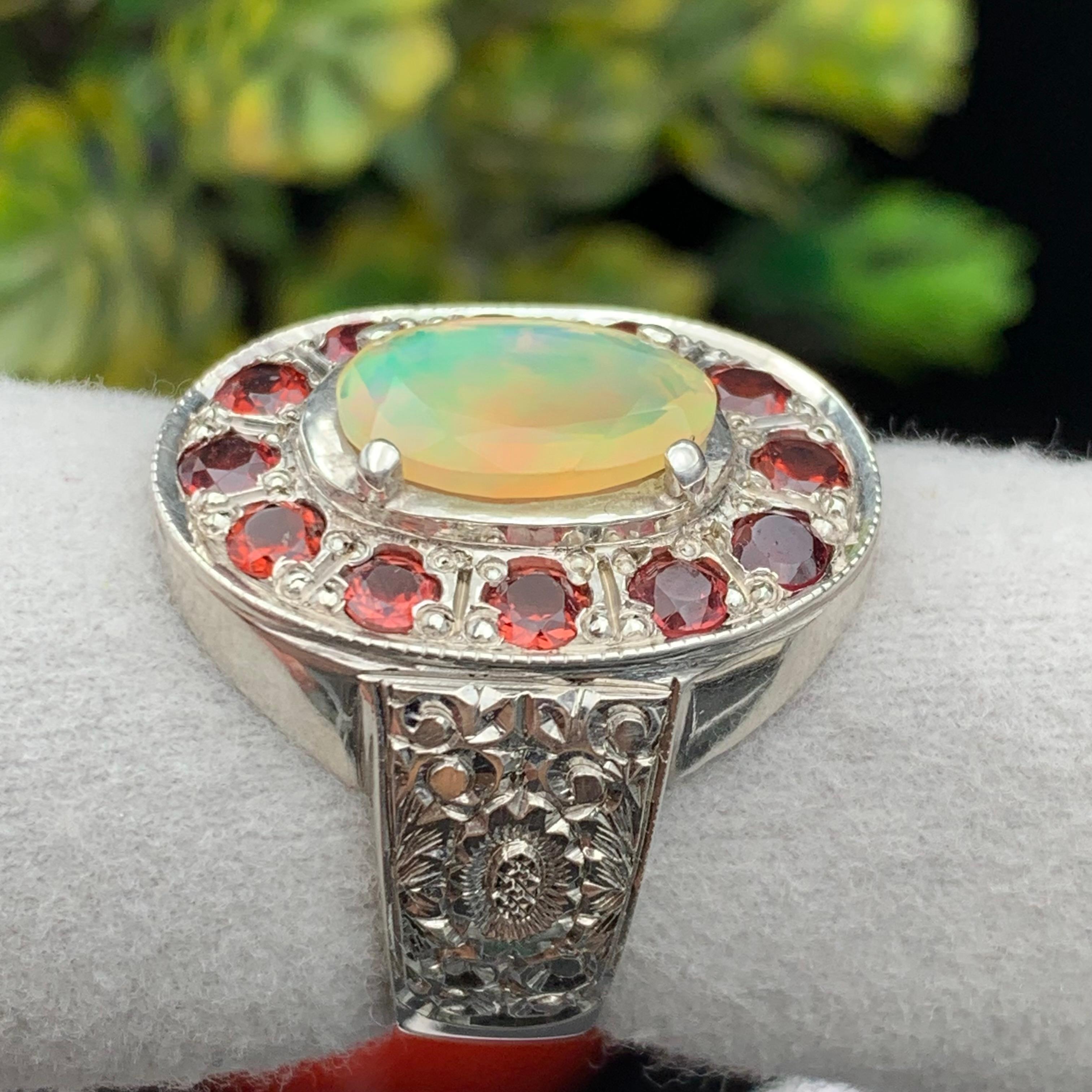 Anello Cocktail con Opale Bianco Naturale e Granato Rosso - Realizzato a mano in Argento 925 In condizioni Nuovo in vendita a Peshawar, PK