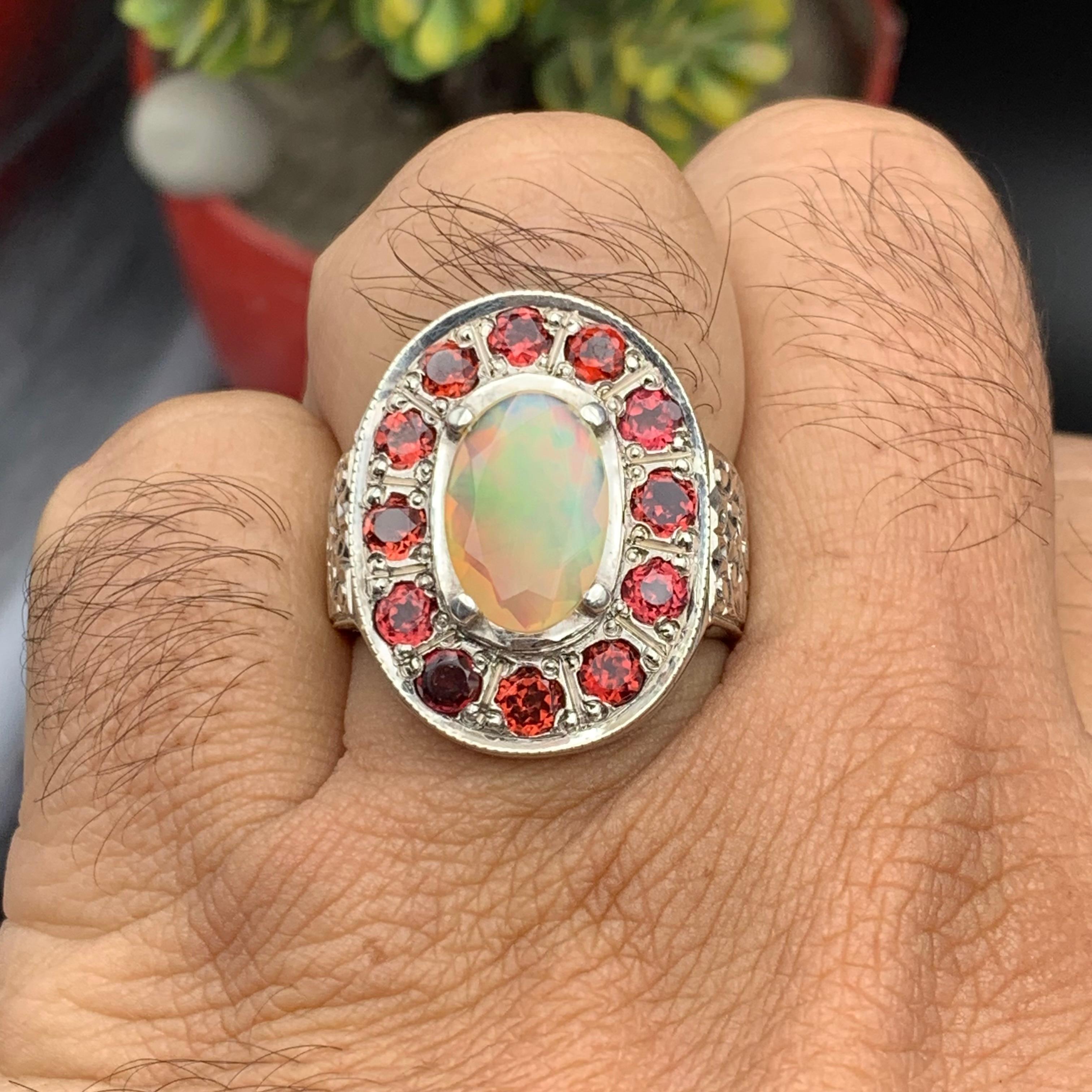 Anello Cocktail con Opale Bianco Naturale e Granato Rosso - Realizzato a mano in Argento 925 in vendita 1