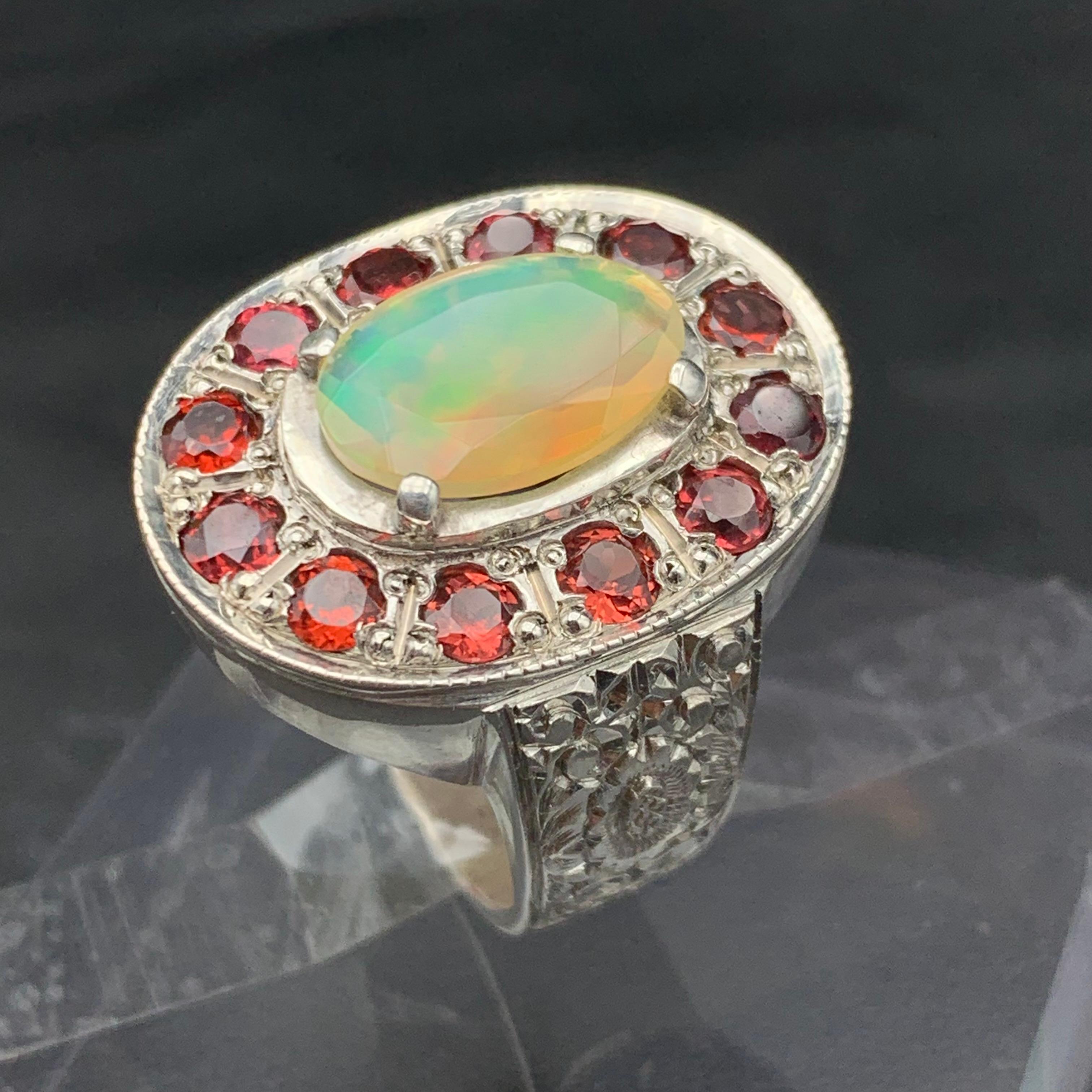 Anello Cocktail con Opale Bianco Naturale e Granato Rosso - Realizzato a mano in Argento 925 in vendita 2