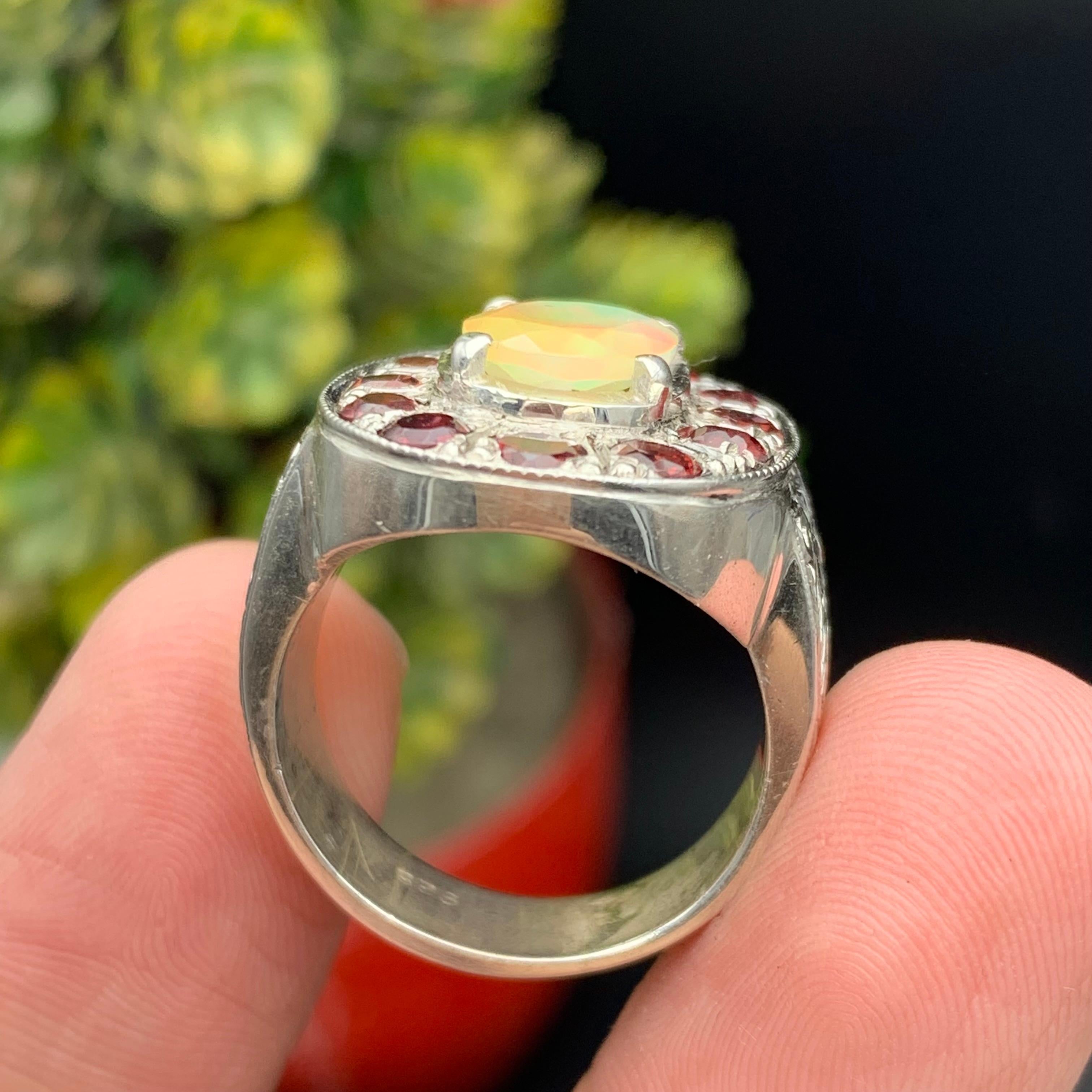 Anello Cocktail con Opale Bianco Naturale e Granato Rosso - Realizzato a mano in Argento 925 in vendita 3
