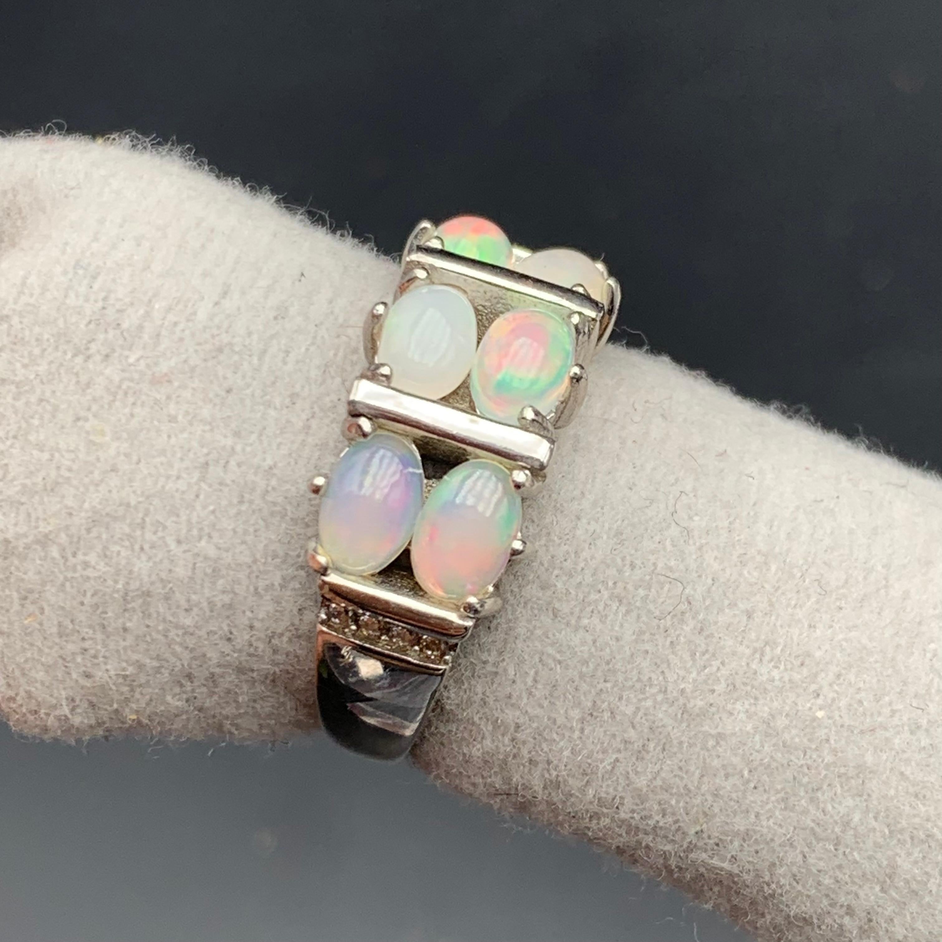 Anello di opale bianco naturale con 6 gemme ovali cabochon in argento 925 Misura 9 in vendita 10