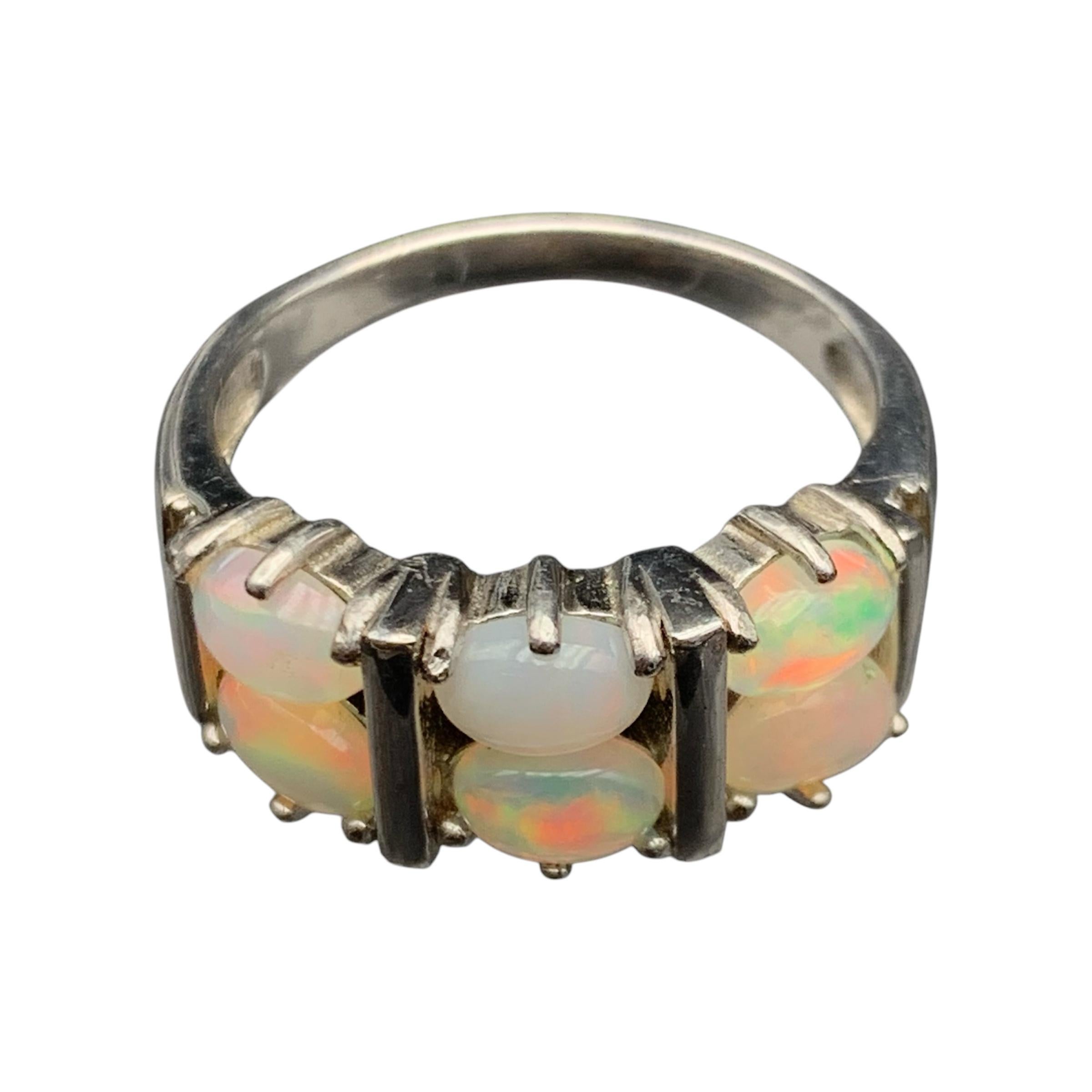 Artigiano Anello di opale bianco naturale con 6 gemme ovali cabochon in argento 925 Misura 9 in vendita