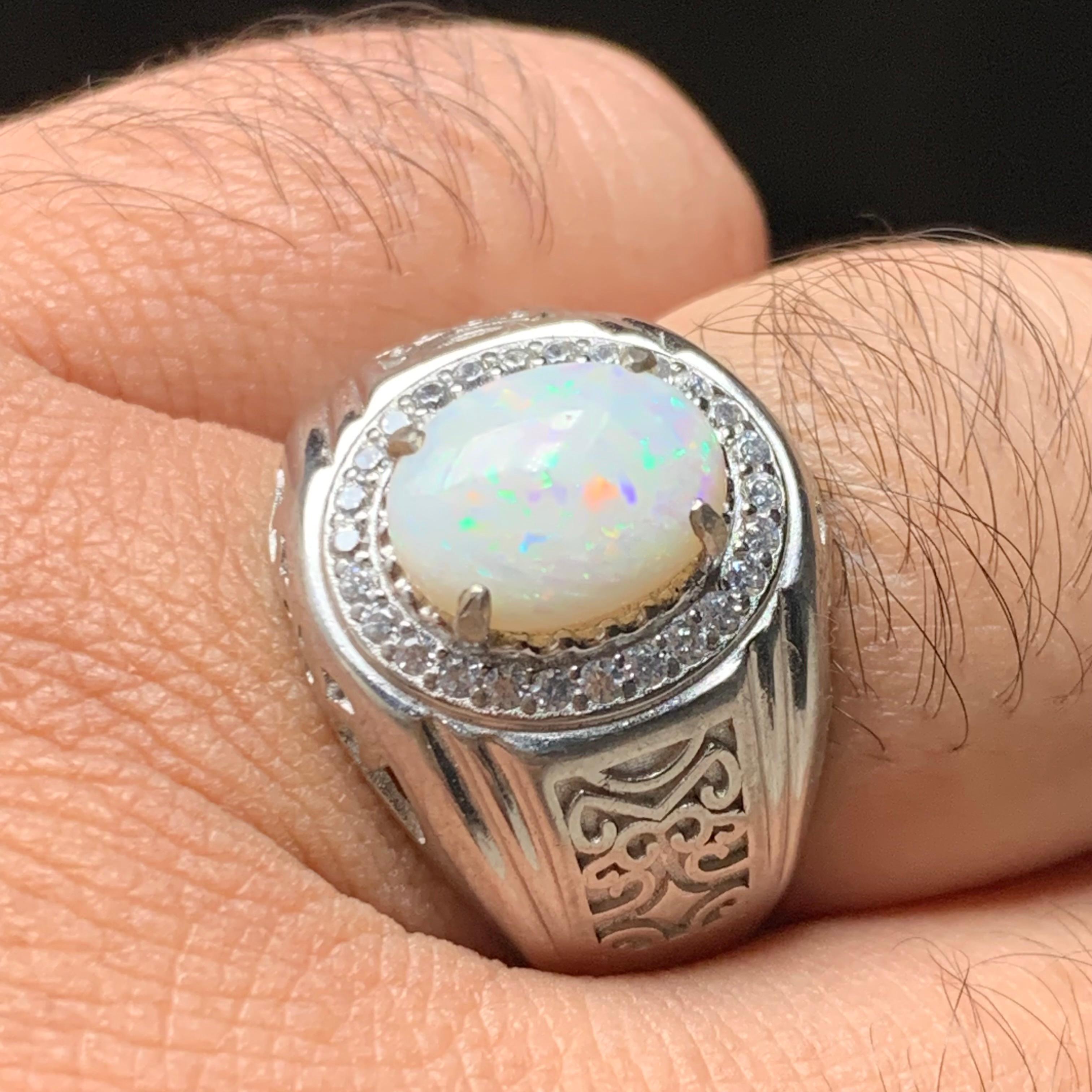 Anello di opale bianco naturale in argento 925 - Fatto a mano con giochi di colore in vendita 4
