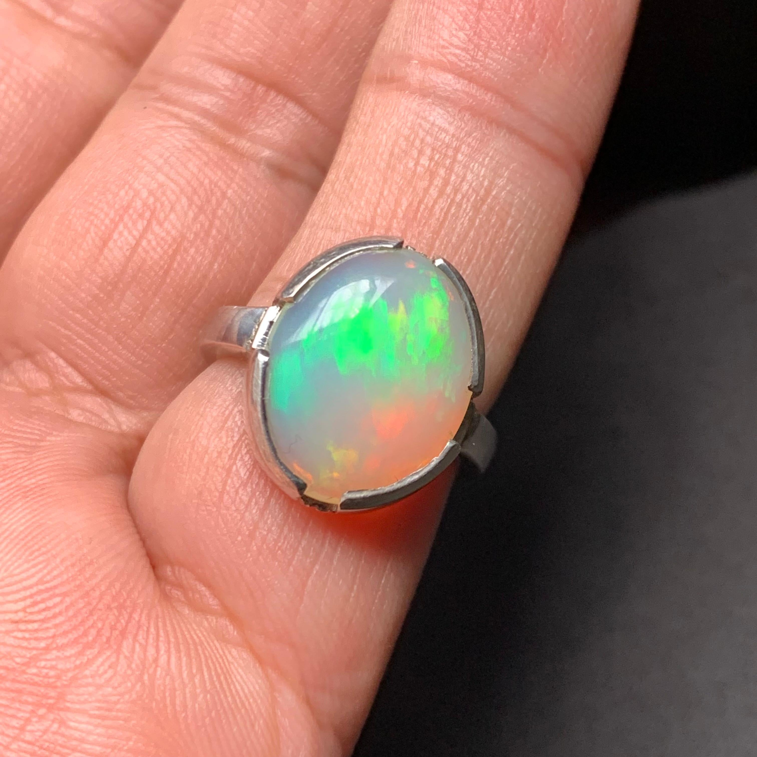 Bague en opale blanche naturelle en argent 925 - faite à la main avec des jeux de couleurs en vente 4