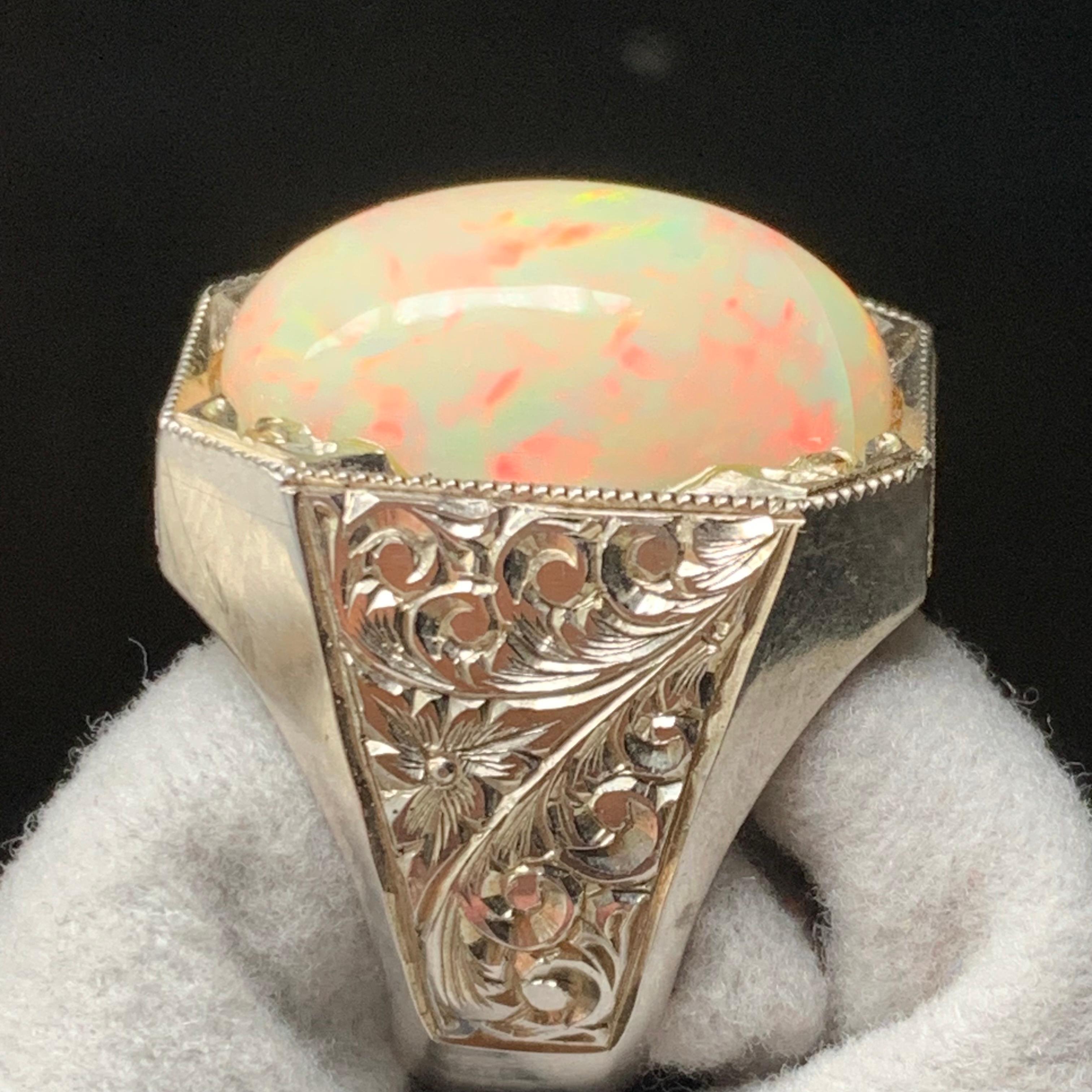 Anello di opale bianco naturale in argento 925 - Fatto a mano con giochi di colore in vendita 4