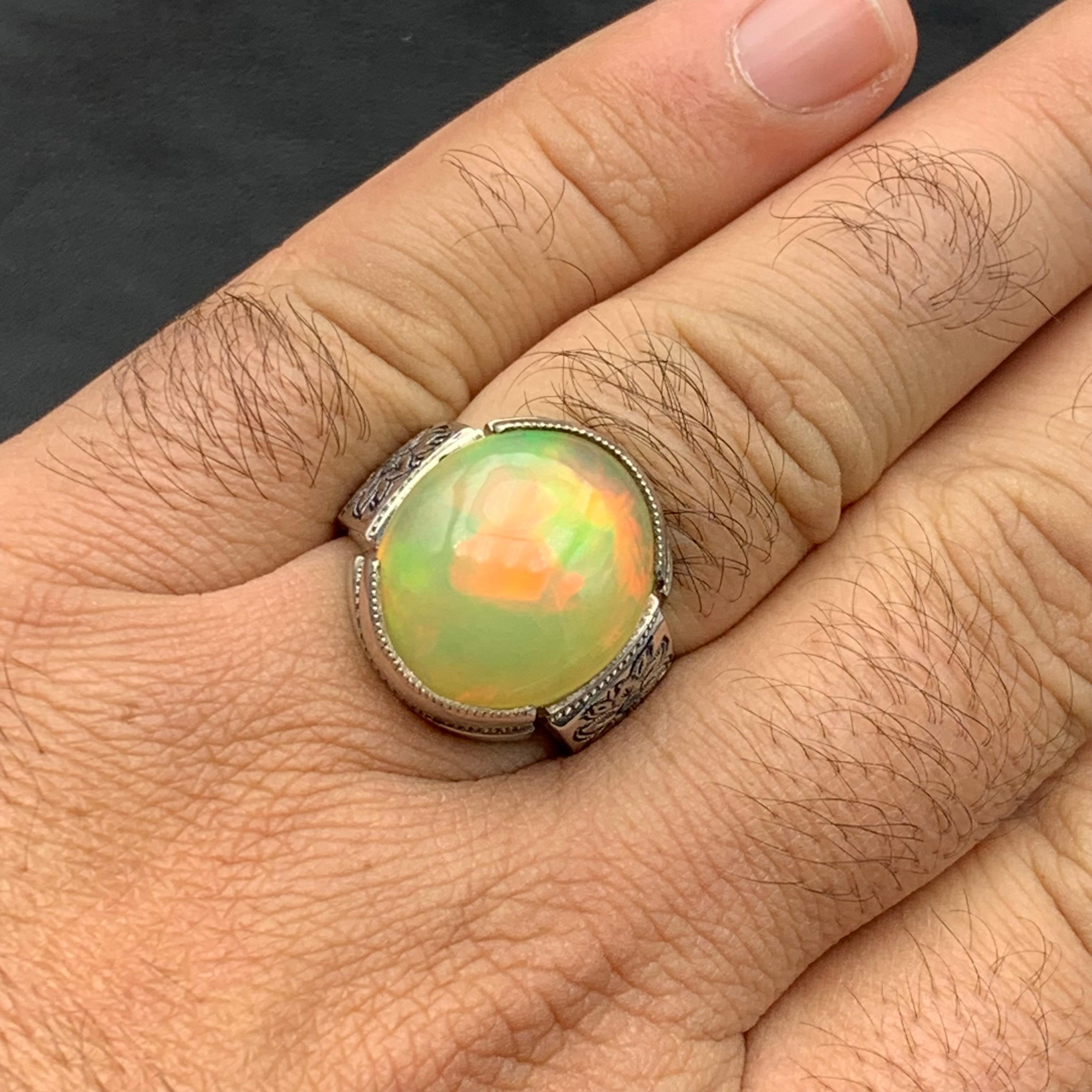 Anello di opale bianco naturale in argento 925 - Fatto a mano con giochi di colore in vendita 4