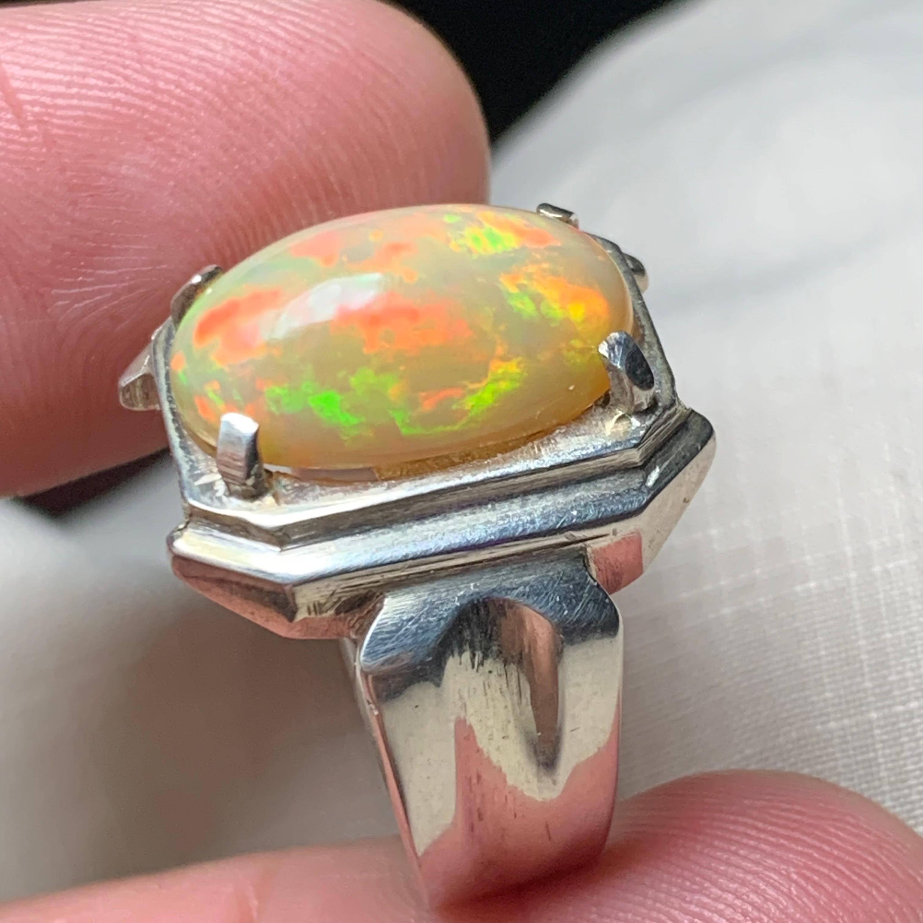 Anello di opale bianco naturale in argento 925 - Fatto a mano con giochi di colore in vendita 4