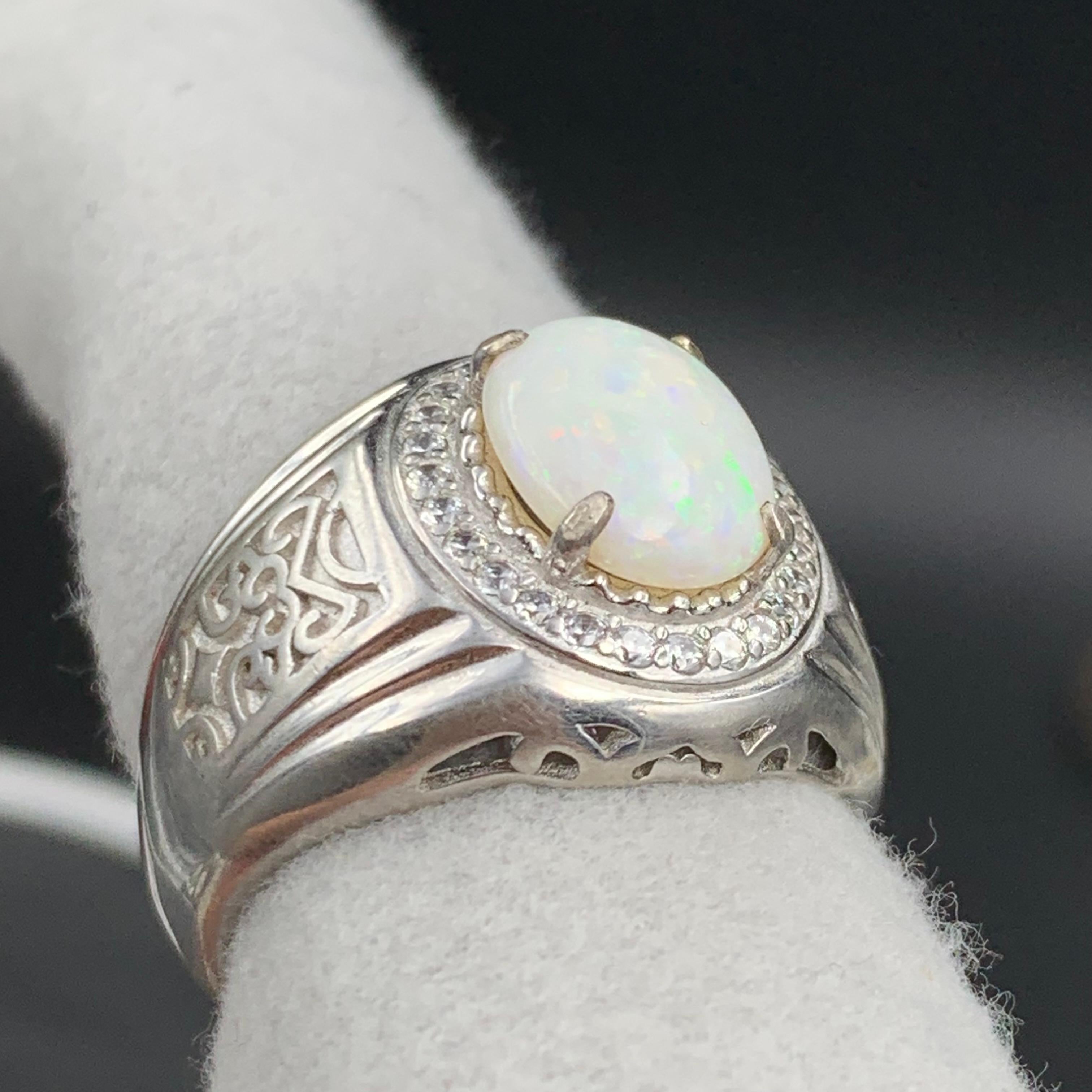 Anello di opale bianco naturale in argento 925 - Fatto a mano con giochi di colore in vendita 5