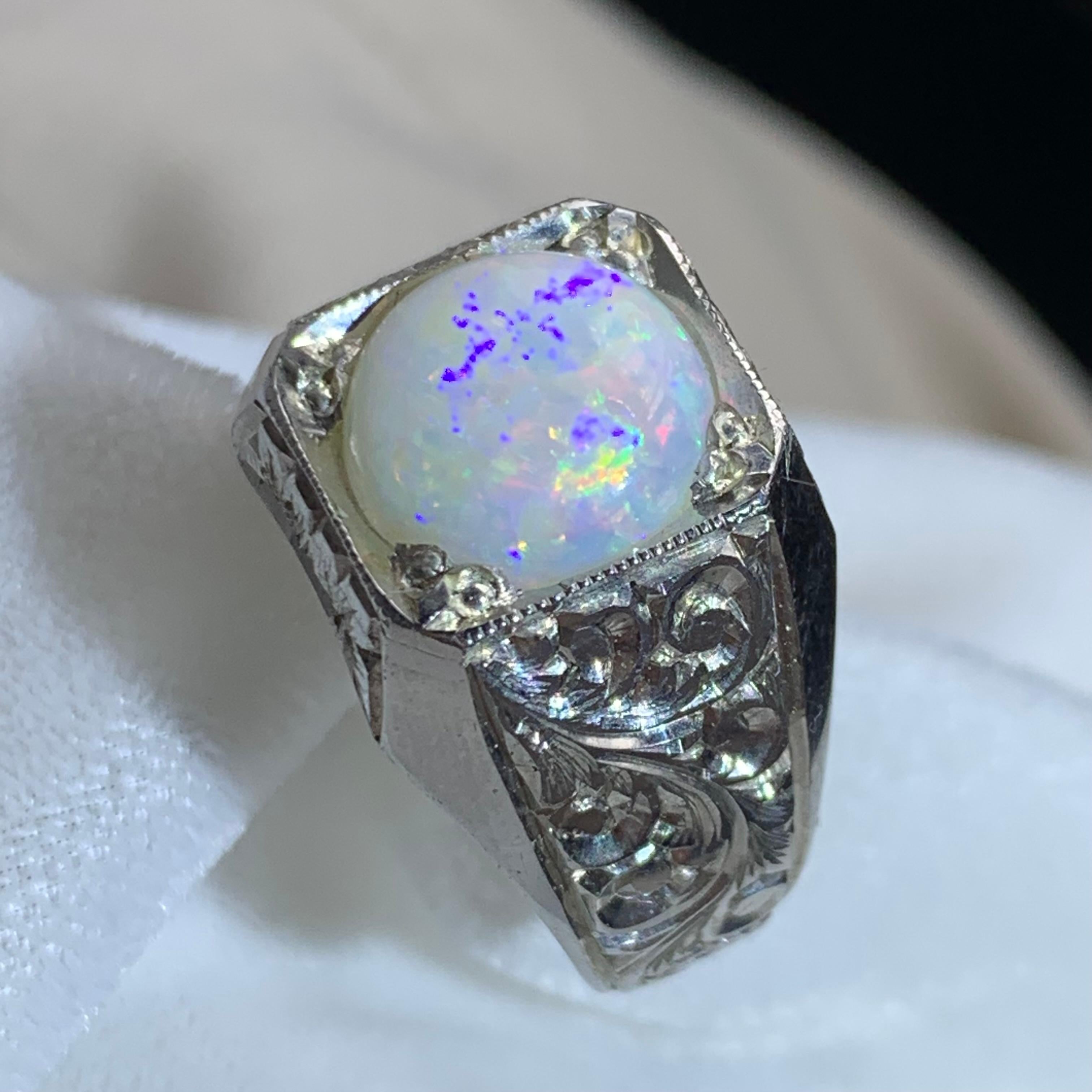 Anello di opale bianco naturale in argento 925 - Fatto a mano con giochi di colore in vendita 5