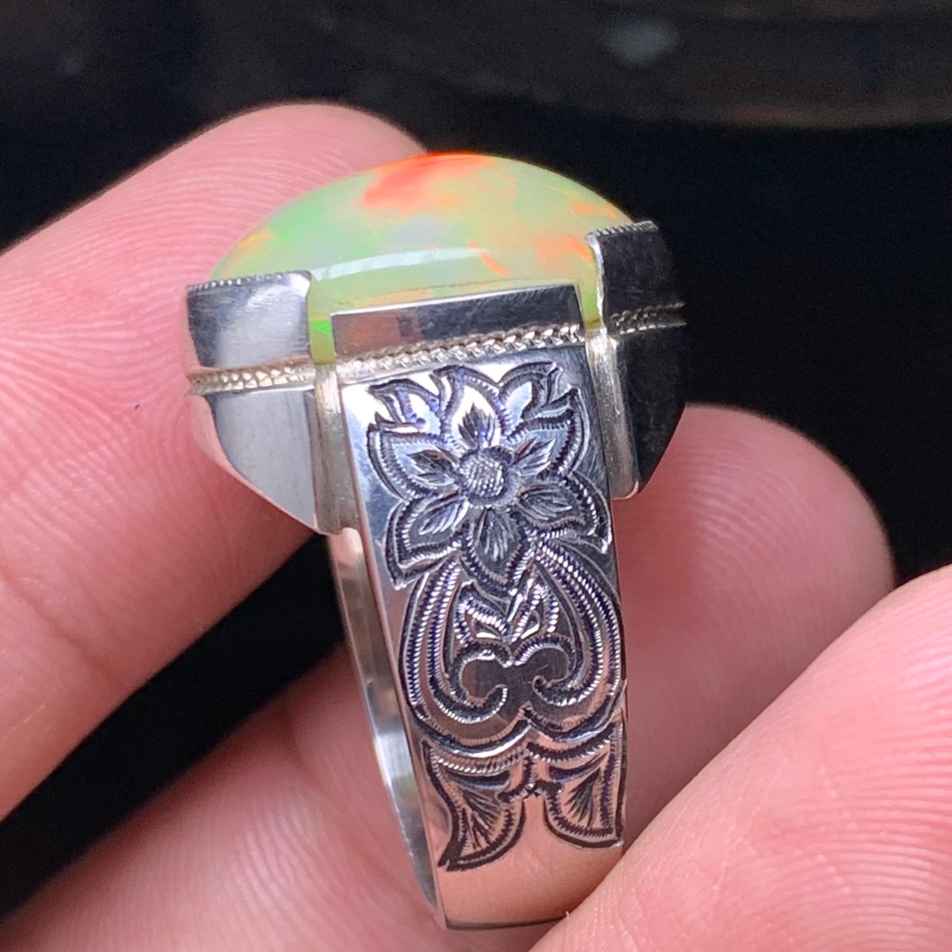 Anello di opale bianco naturale in argento 925 - Fatto a mano con giochi di colore in vendita 5