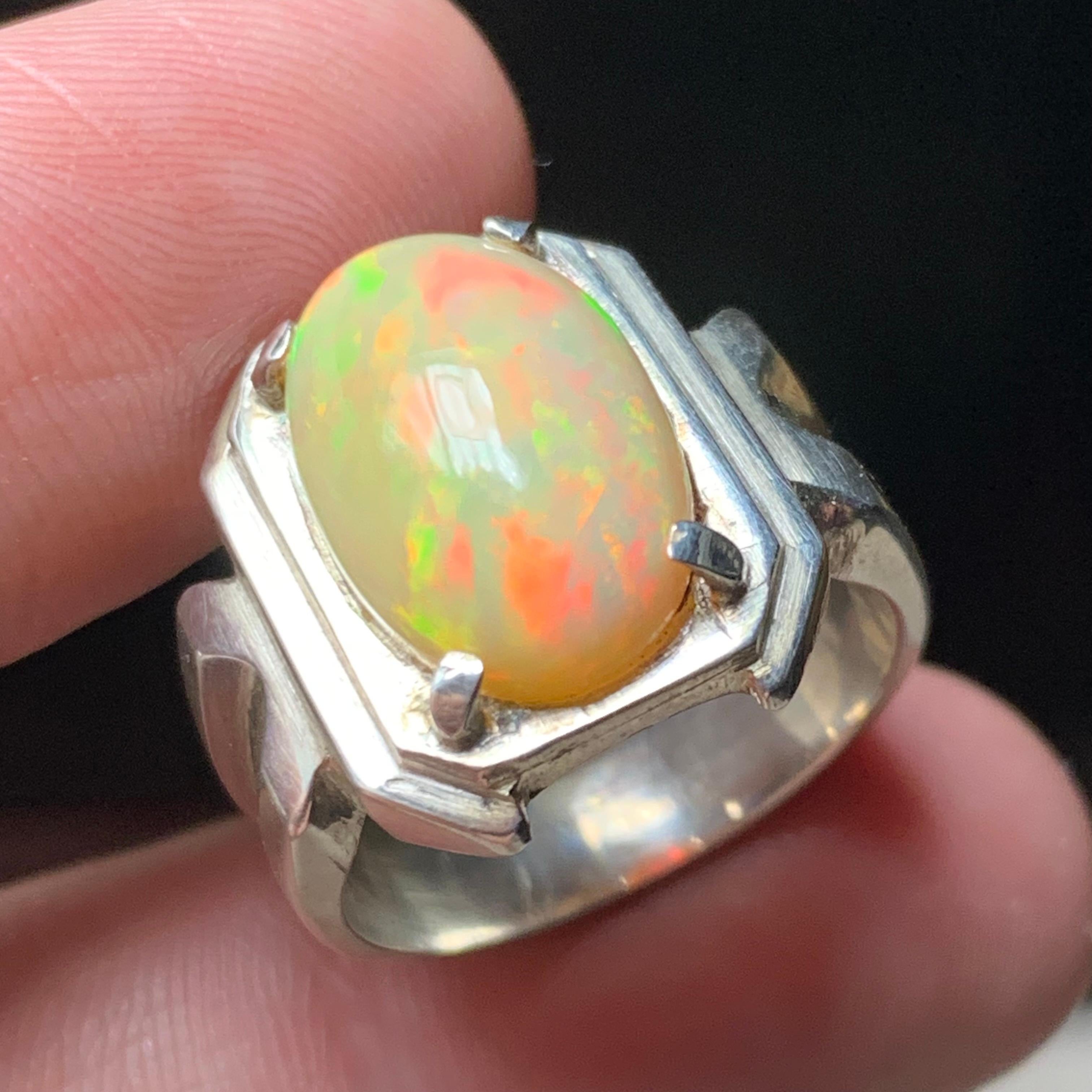 Anello di opale bianco naturale in argento 925 - Fatto a mano con giochi di colore in vendita 5