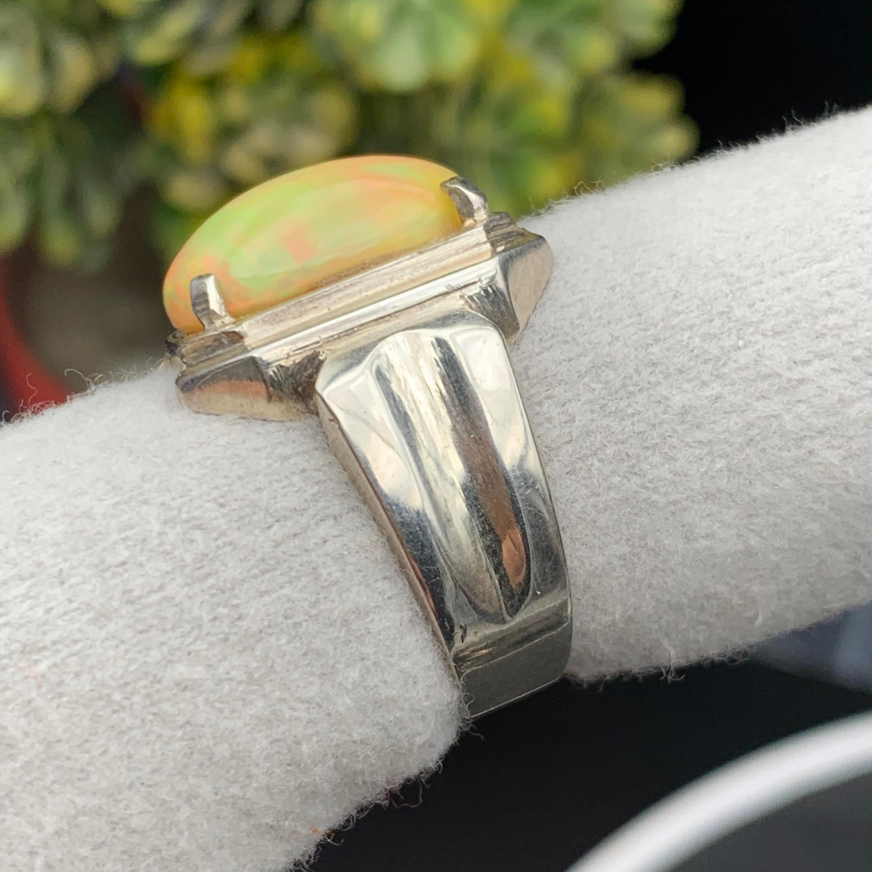 Anello di opale bianco naturale in argento 925 - Fatto a mano con giochi di colore in vendita 6