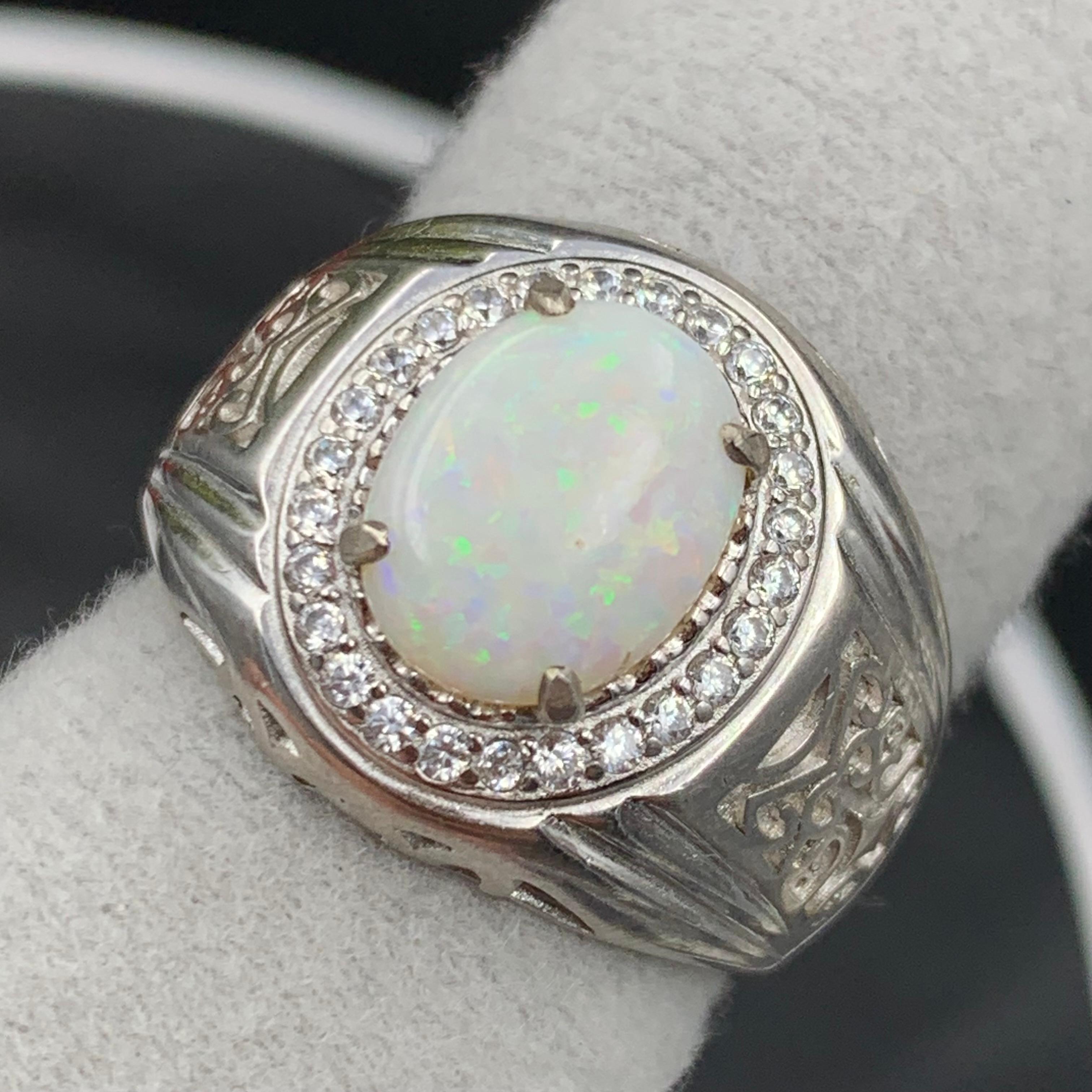 Anello di opale bianco naturale in argento 925 - Fatto a mano con giochi di colore in vendita 7