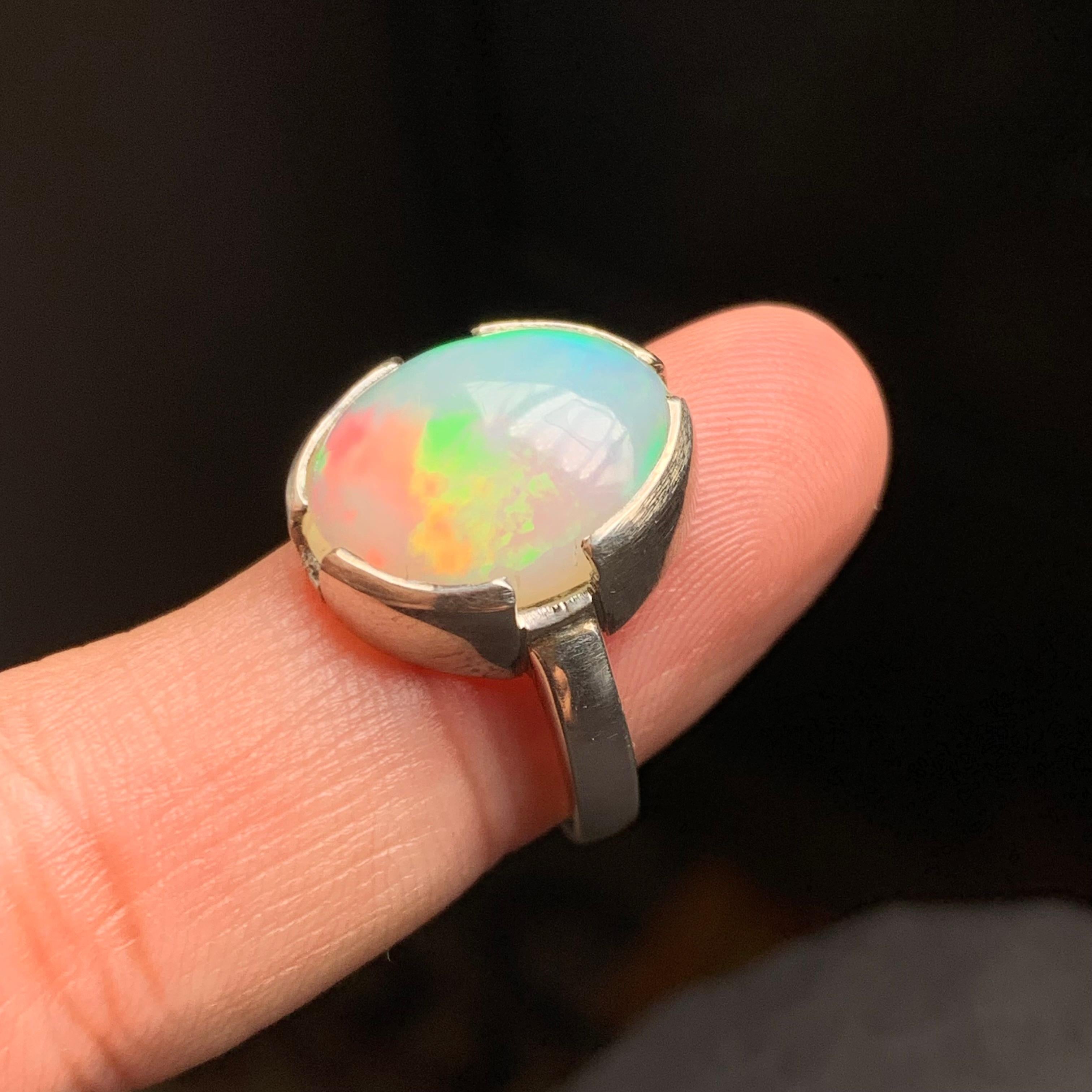 Bague en opale blanche naturelle en argent 925 - faite à la main avec des jeux de couleurs en vente 7