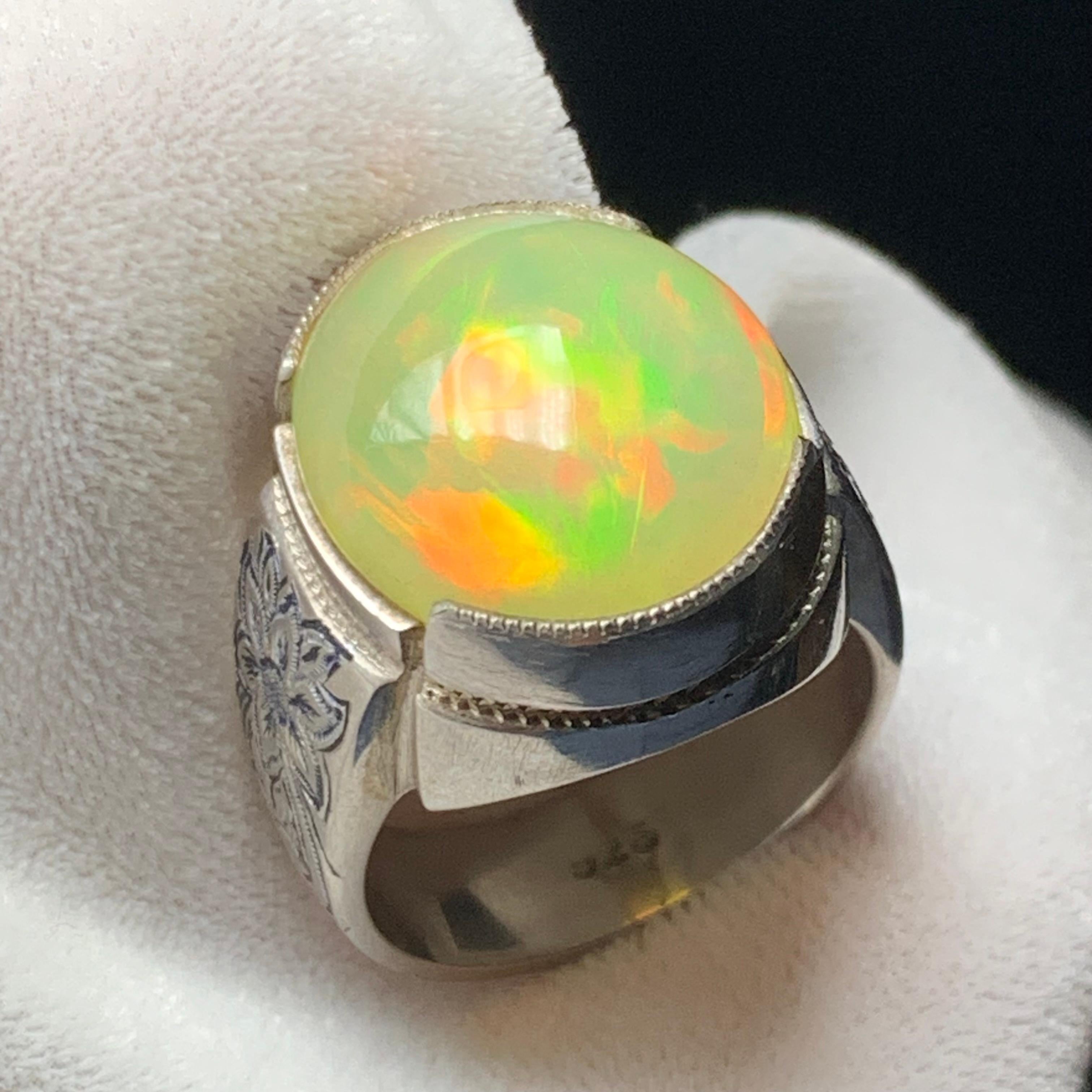 Anello di opale bianco naturale in argento 925 - Fatto a mano con giochi di colore in vendita 7