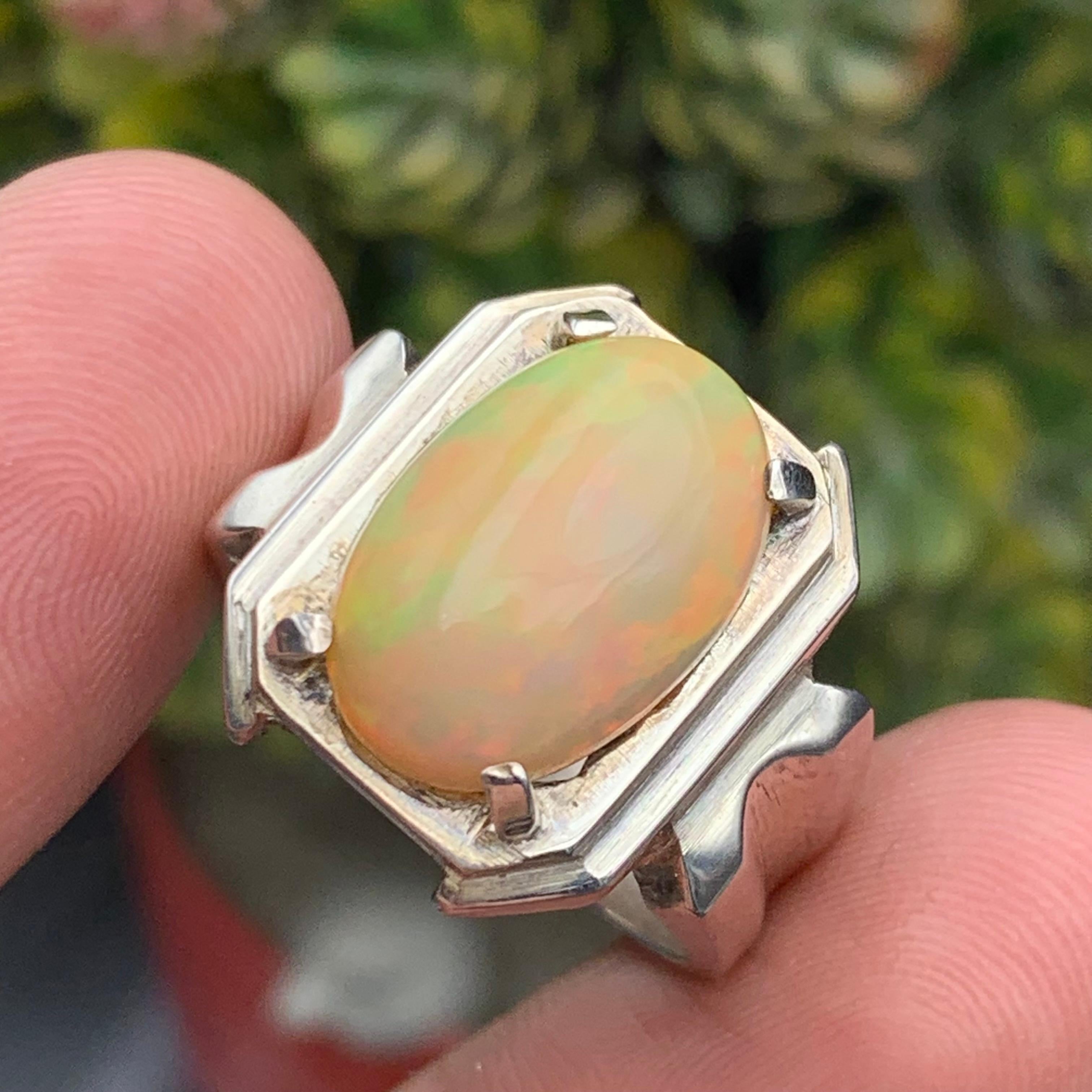 Anello di opale bianco naturale in argento 925 - Fatto a mano con giochi di colore in vendita 7