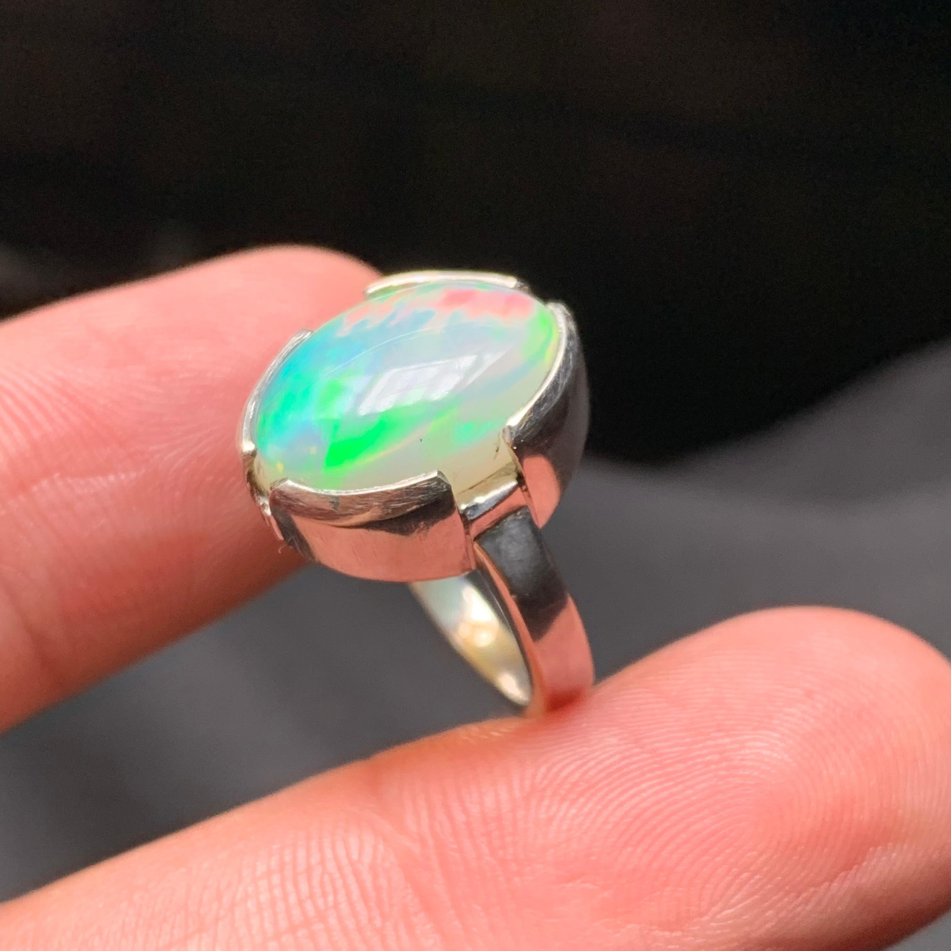 Bague en opale blanche naturelle en argent 925 - faite à la main avec des jeux de couleurs en vente 8