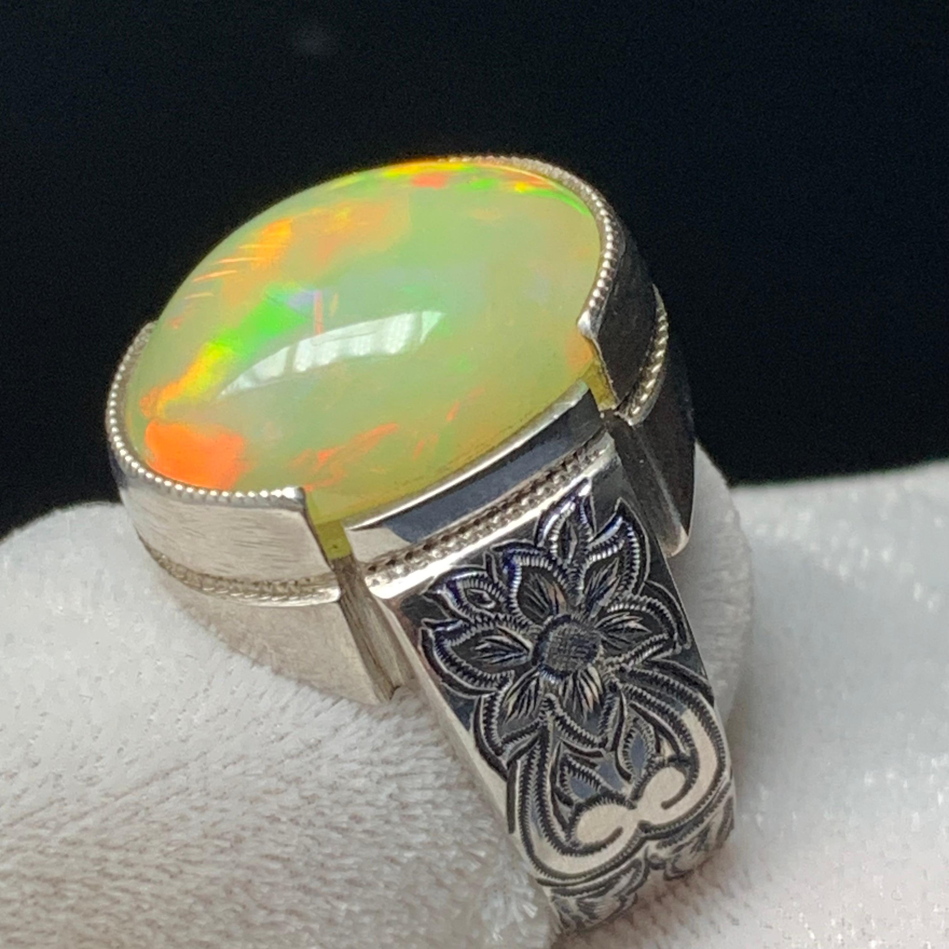 Anello di opale bianco naturale in argento 925 - Fatto a mano con giochi di colore in vendita 8