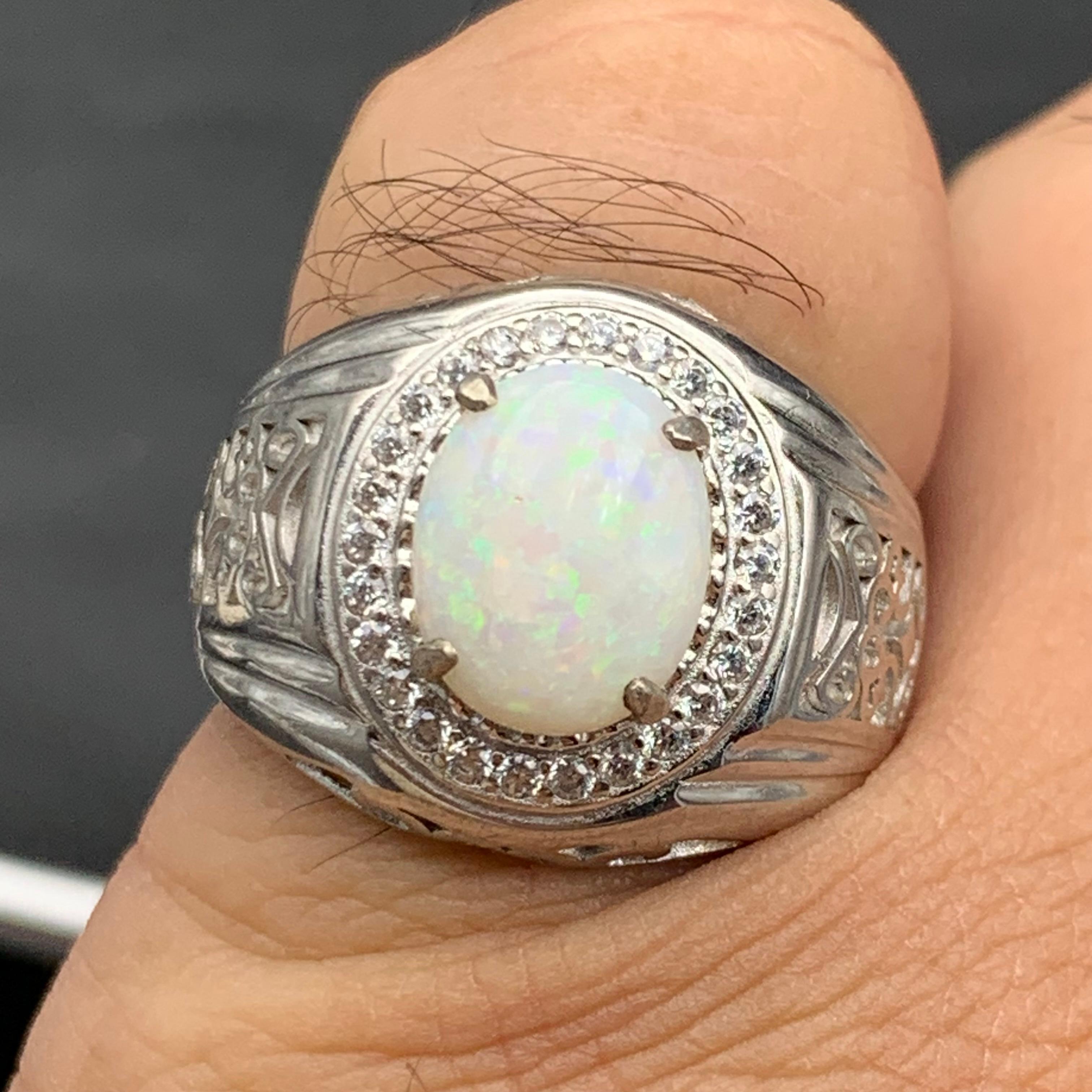 Anello da cocktail con opale bianco naturale in argento 925 - Fatto a mano con un brillante gioco di colori.

💎 TIPO DI GEMMA: Opale 
⚖️  PESO DELL'ANELLO: 7,52 grammi
💍  MISURA DELL'ANELLO: 9 US
FORMA E TAGLIO DELLA PIETRA: Taglio cabochon
🌈