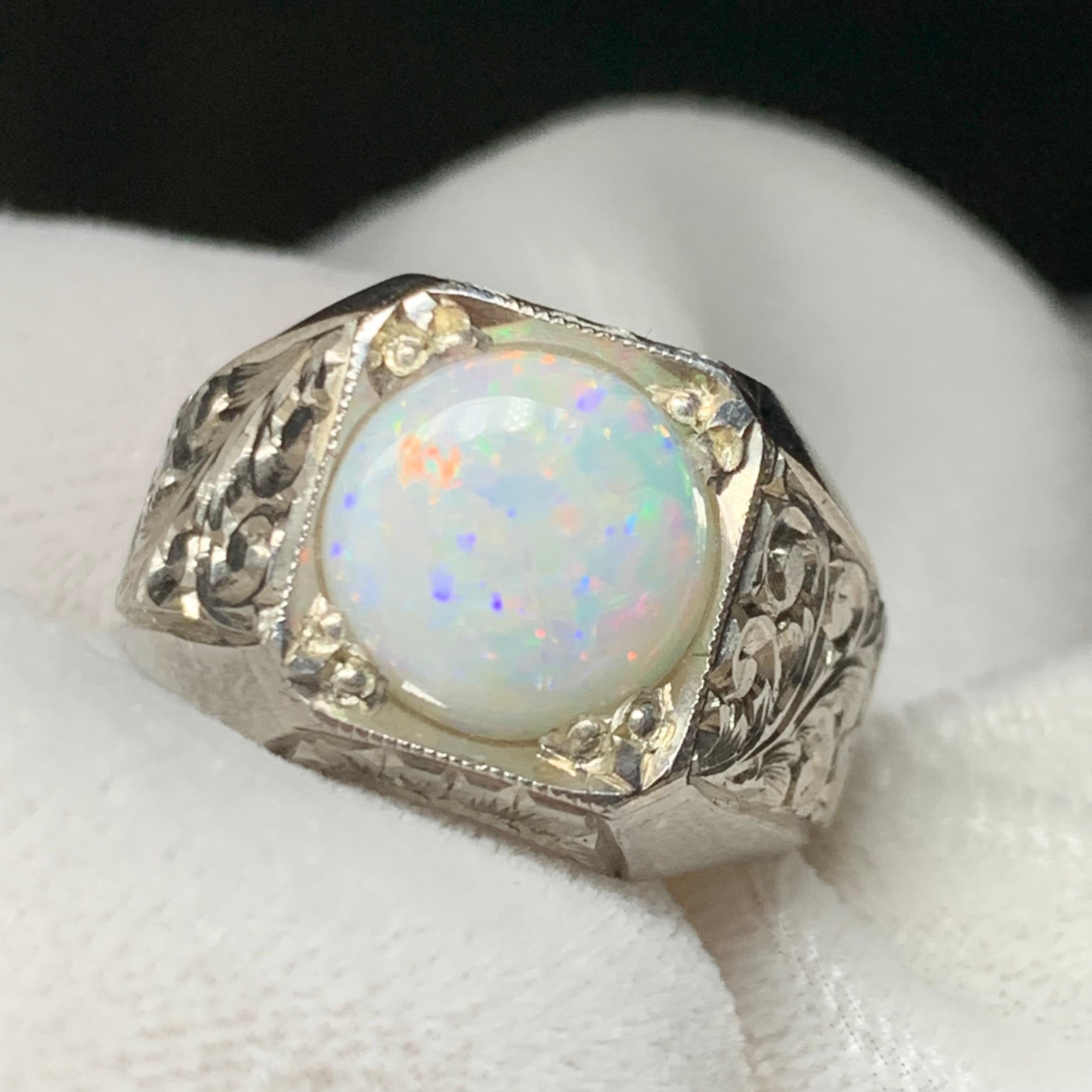 Anello da cocktail con opale bianco naturale in argento 925 - Fatto a mano con un brillante gioco di colori.

💎 TIPO DI GEMMA: Opale 
⚖️  PESO DELL'ANELLO: 9,19 grammi
💍  MISURA DELL'ANELLO: 8,5 US
FORMA E TAGLIO DELLA PIETRA: Taglio cabochon
🌈