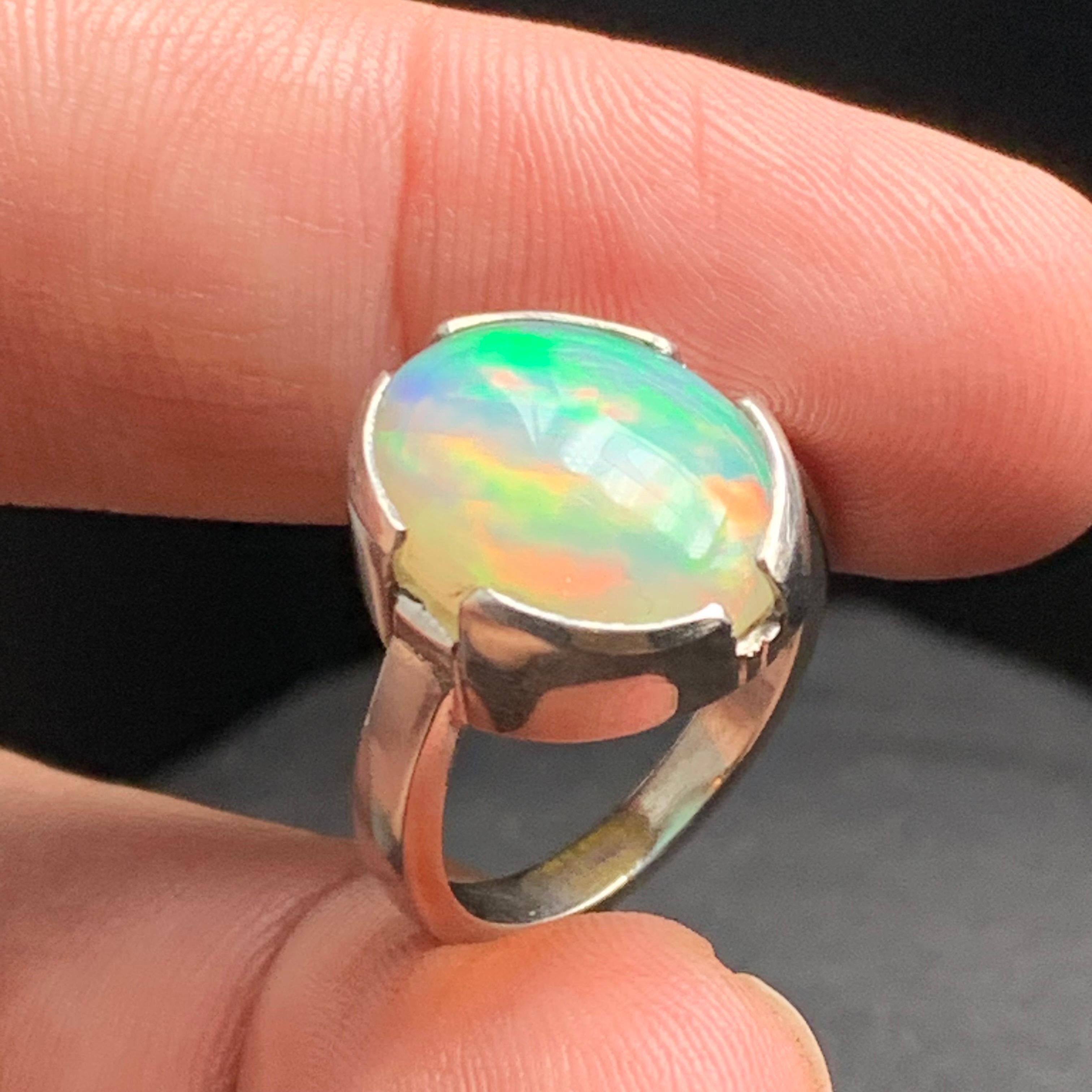 Bague cocktail en argent 925 avec opale blanche naturelle - faite à la main avec un jeu de couleurs brillant.

💎 TYPE DE PIERRE PRÉCIEUSE : Opale 
⚖️  Poids de l'anneau : 5,07 grammes
💍  TAILLE DE LA BAGUE : 6 US
🪚 FORME ET TAILLE DE LA PIERRE :