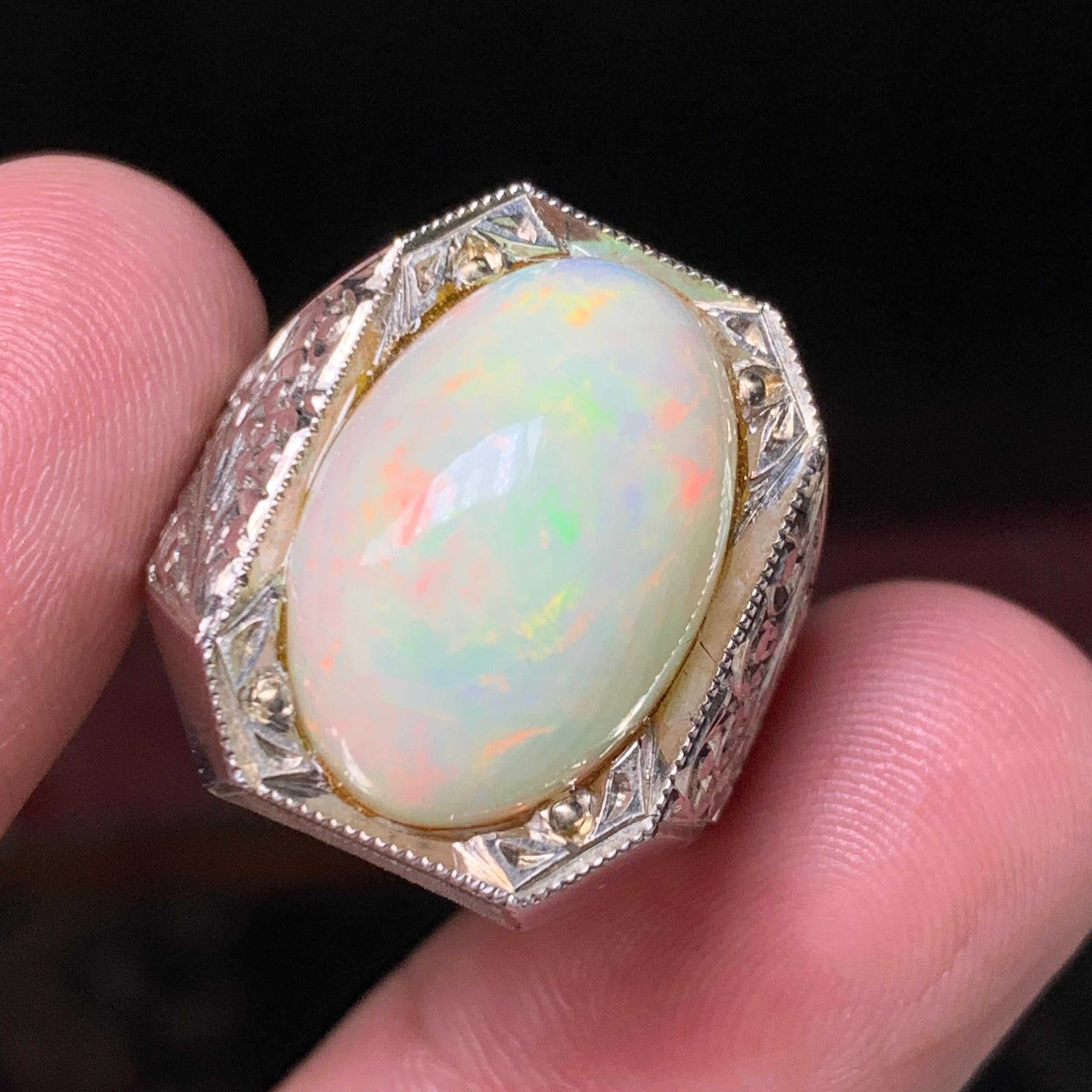 Anello da cocktail con opale bianco naturale in argento 925 - Fatto a mano con un brillante gioco di colori.

💎 TIPO DI GEMMA: Opale 
⚖️  PESO DELL'ANELLO: 15,97Grammi
💍  MISURA DELL'ANELLO: 9,5 US
FORMA E TAGLIO DELLA PIETRA: Taglio cabochon
🌈