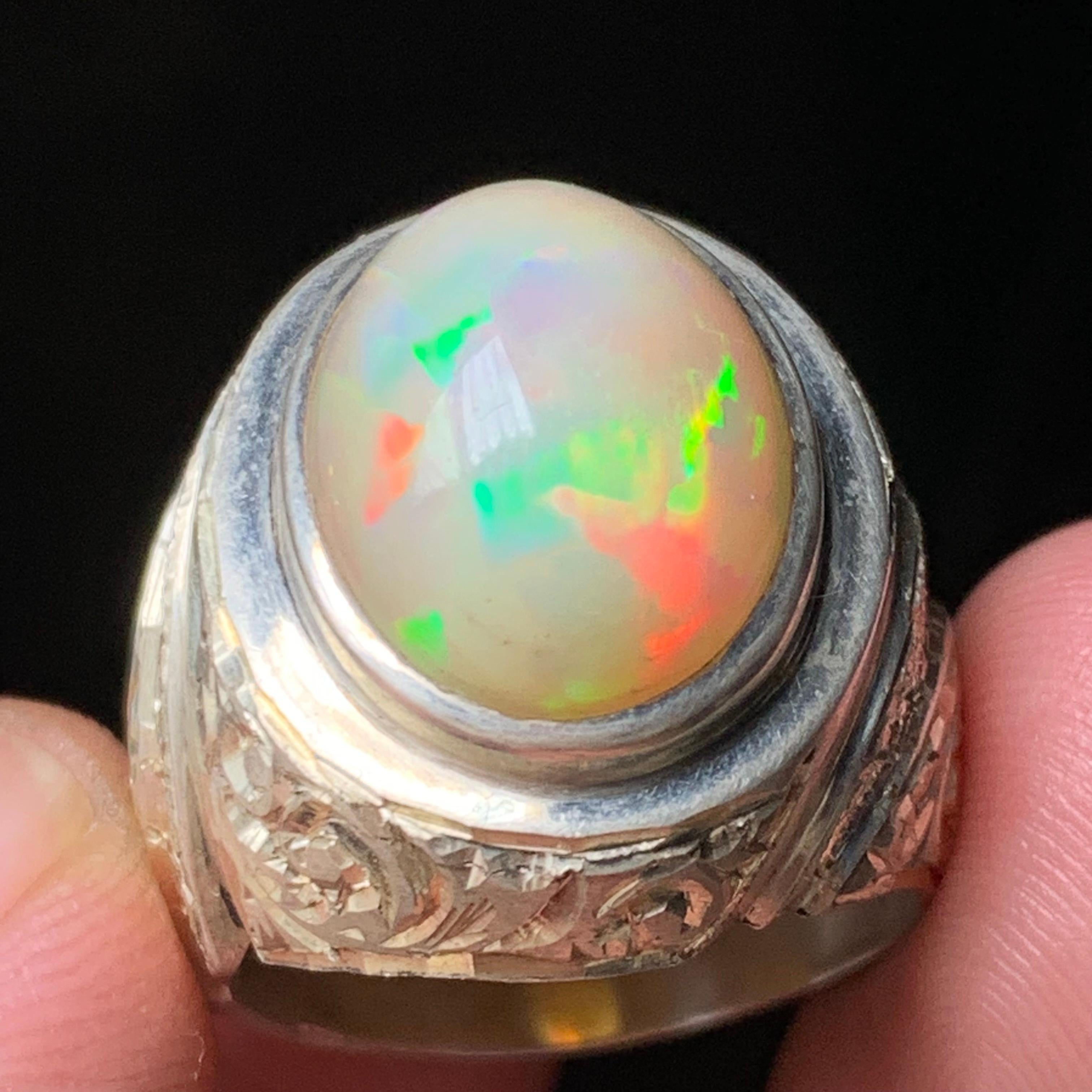 Natürlicher weißer Opal-Cocktailring aus 925er Sterlingsilber - handgefertigt mit brillantem Farbspiel.

💎 EDELSTEINART: Opal 
⚖️  RINGGEWICHT: 13,75 Gramm
💍  RINGGRÖSSE: 9 US
🪚 STEINFORM UND SCHLIFF: Cabochon-Schliff
🌈 FARBE: Weiß mit